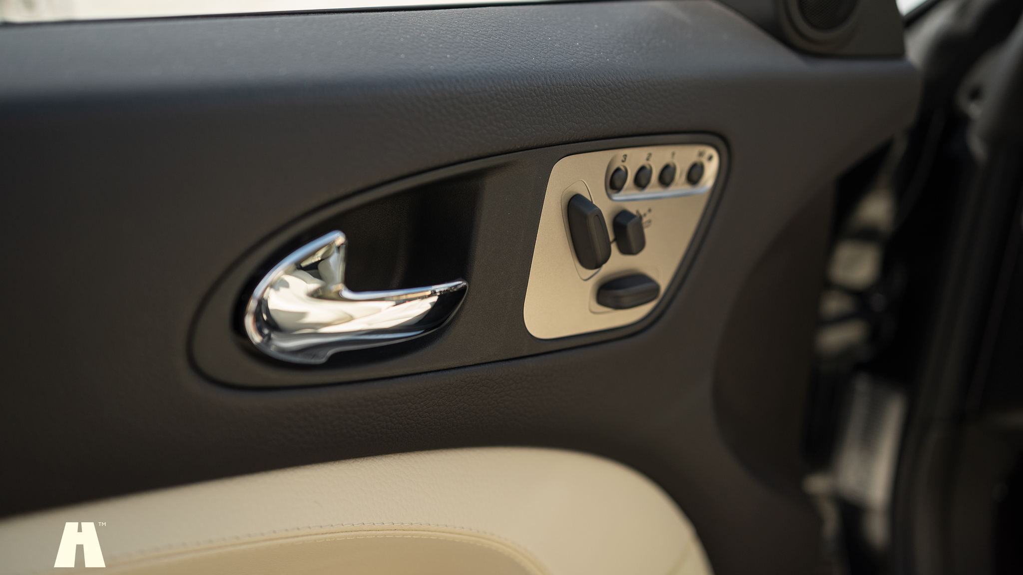 Interior image of 2008 Jaguar XKR (25)