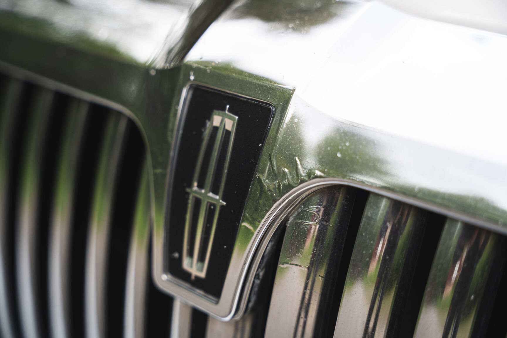 Exterior image of 2003 Lincoln Town Car