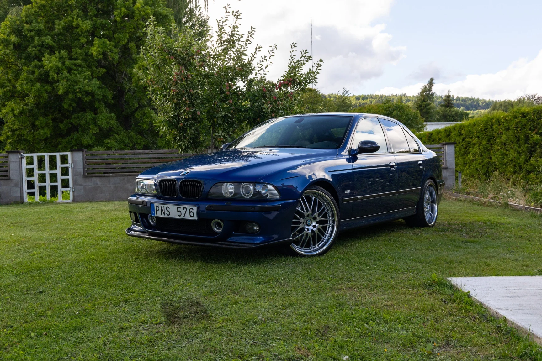 Exterior image of 2002 BMW M5 E39 (1)
