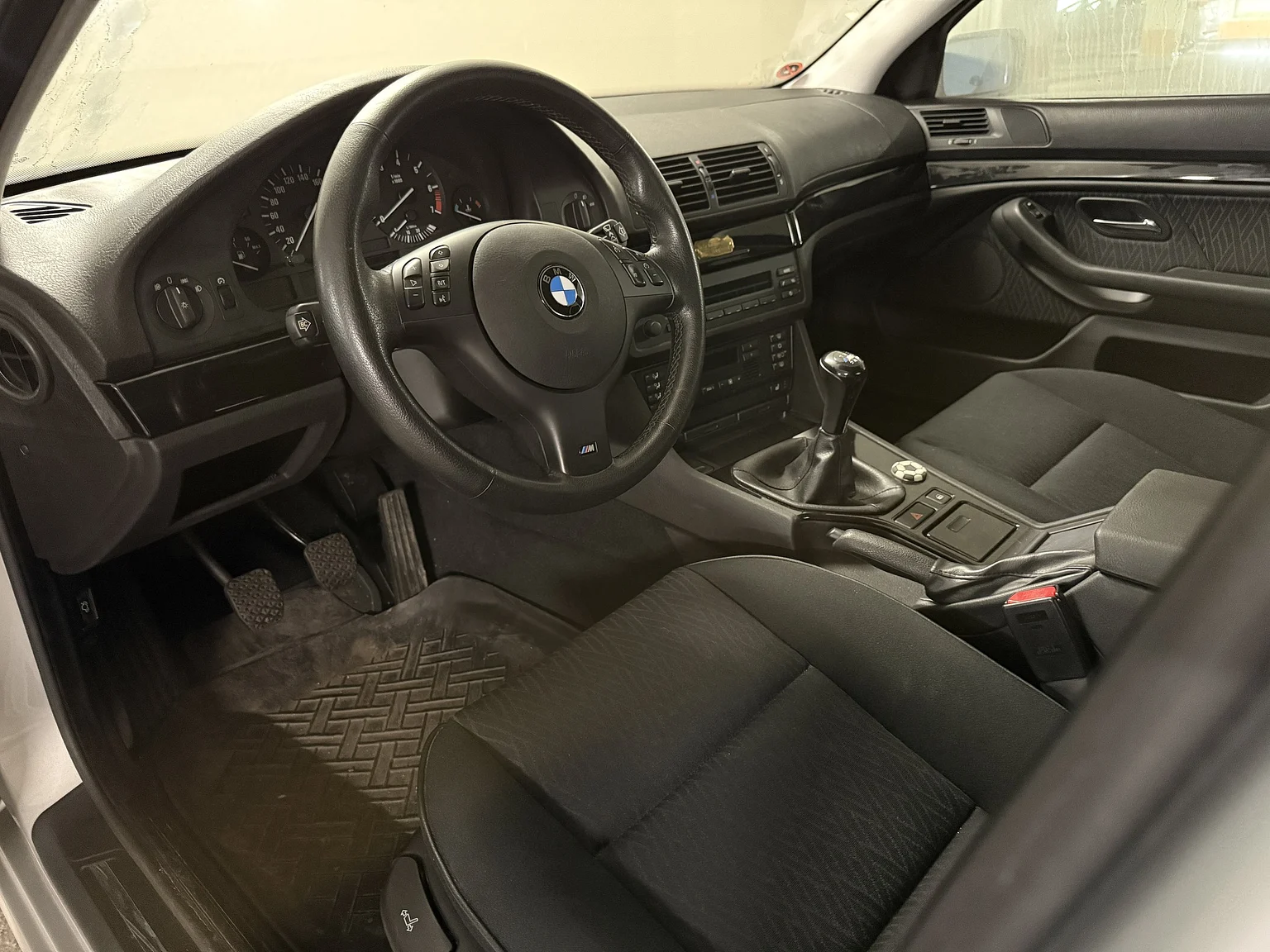 Innenraumfoto von 2002 BMW 520i (2)