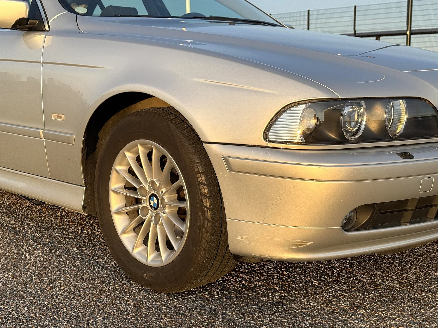 Exterior image of 2002 BMW 520i (14)