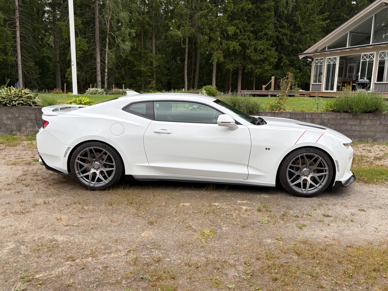 Exteriörbild på 2017 Chevrolet Camaro SS (15)