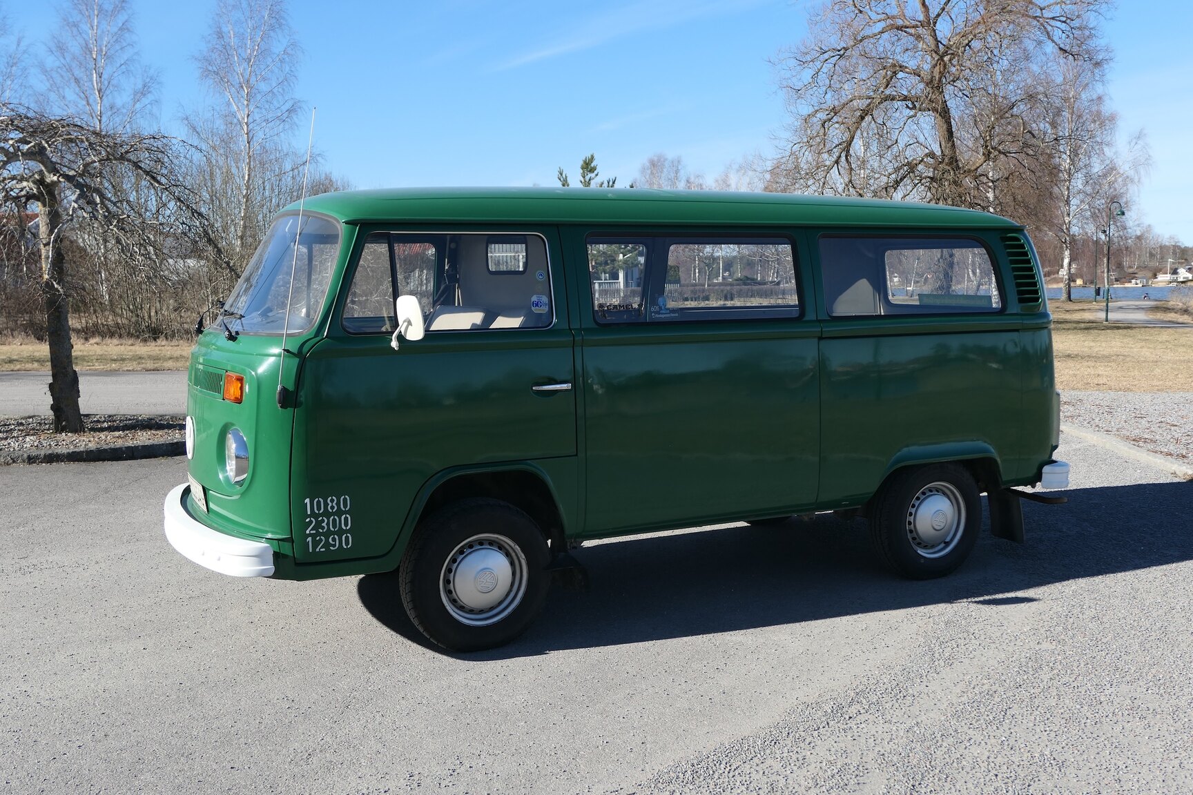 Exteriörbild på 1975 Volkswagen Transporter 1600 Minibuss