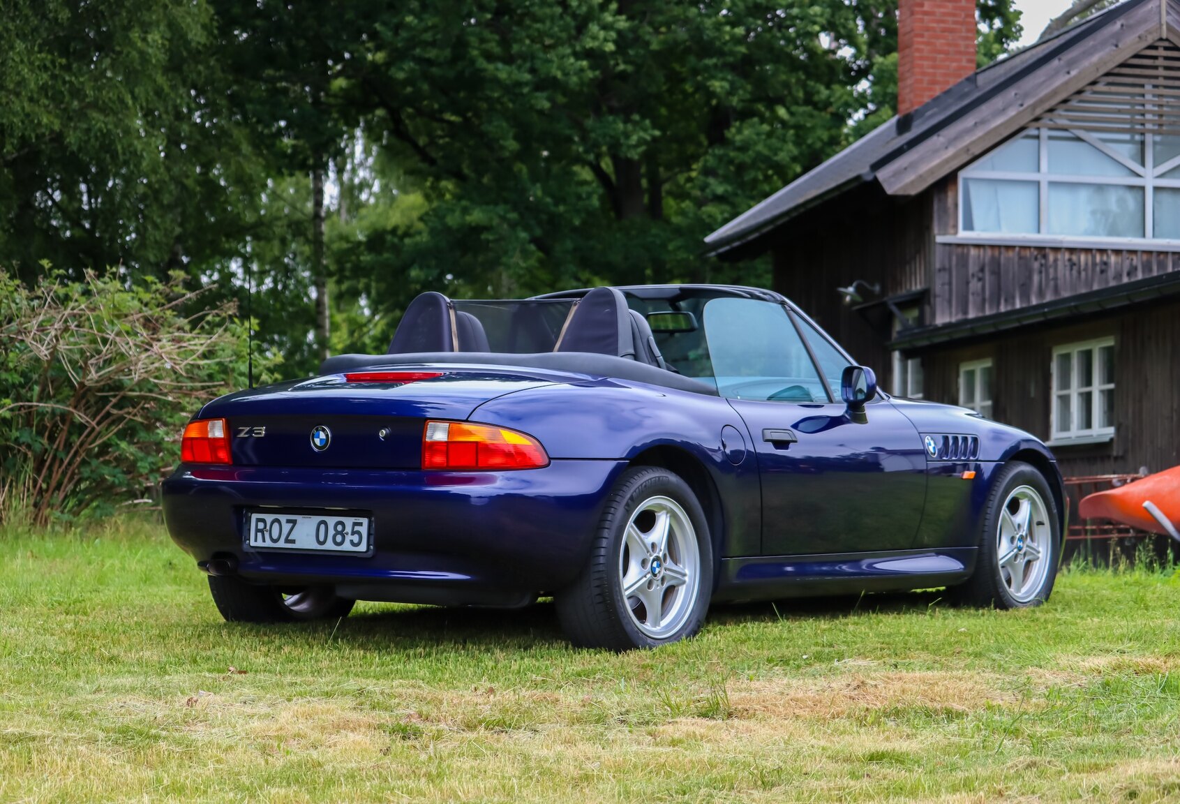 Exterior image of 1999 BMW Z3 1.9i
