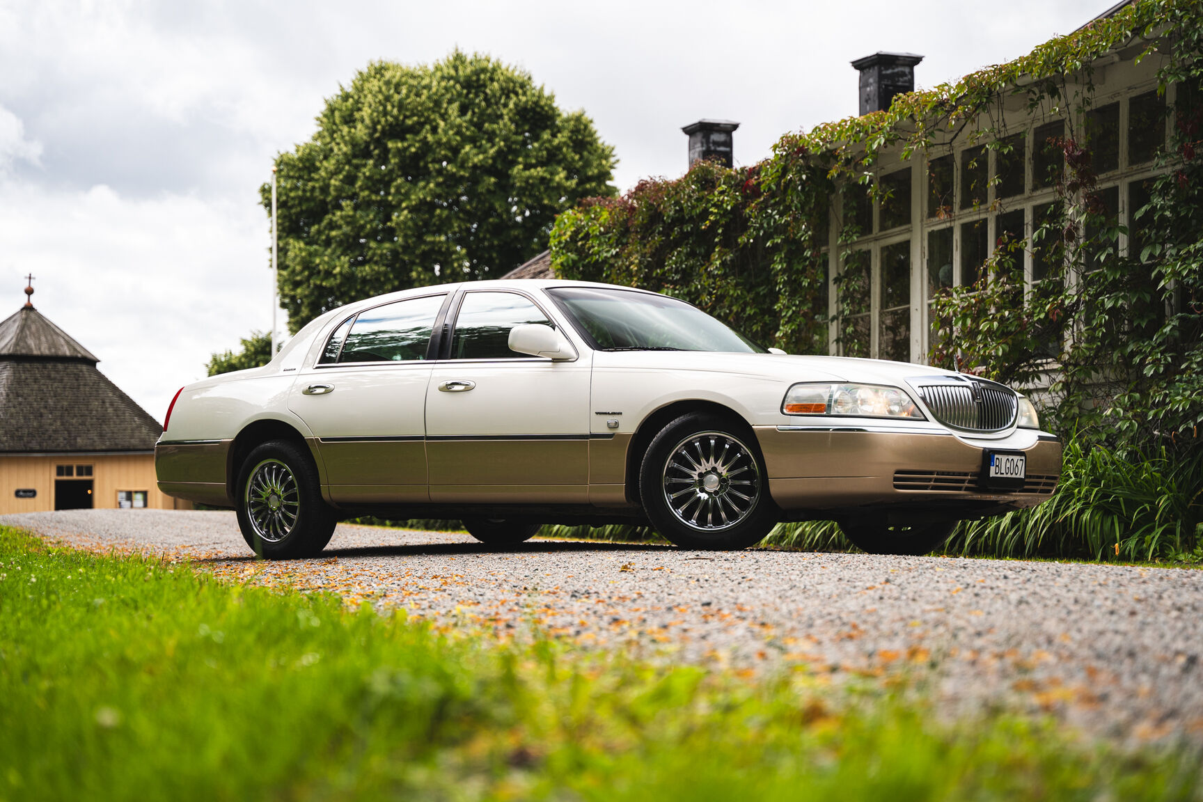 Exterior image of 2003 Lincoln Town Car