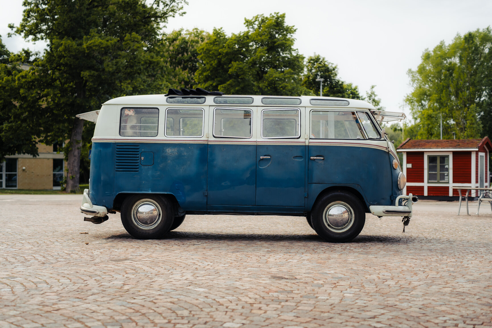 Exterior image of 1964 Volkswagen Kleinbus Transporter 1500 Deluxe “21-fönsters Samba”
