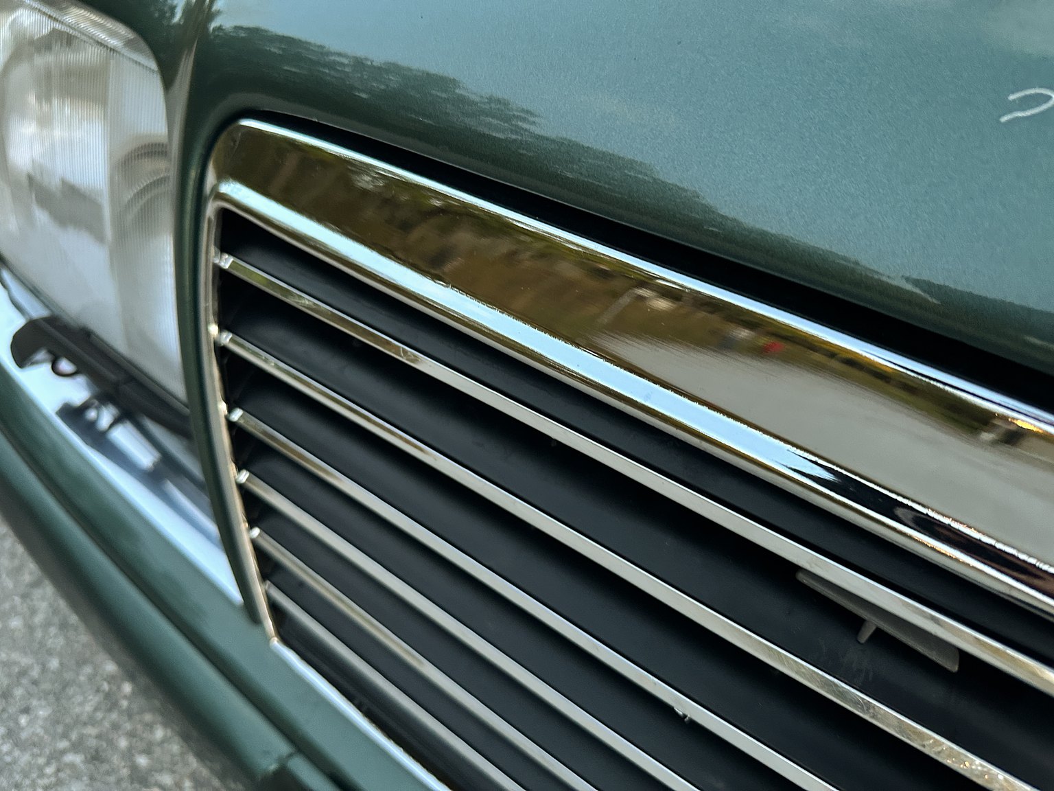 Exterior image of 1996 MERCEDES-BENZ E 320 T