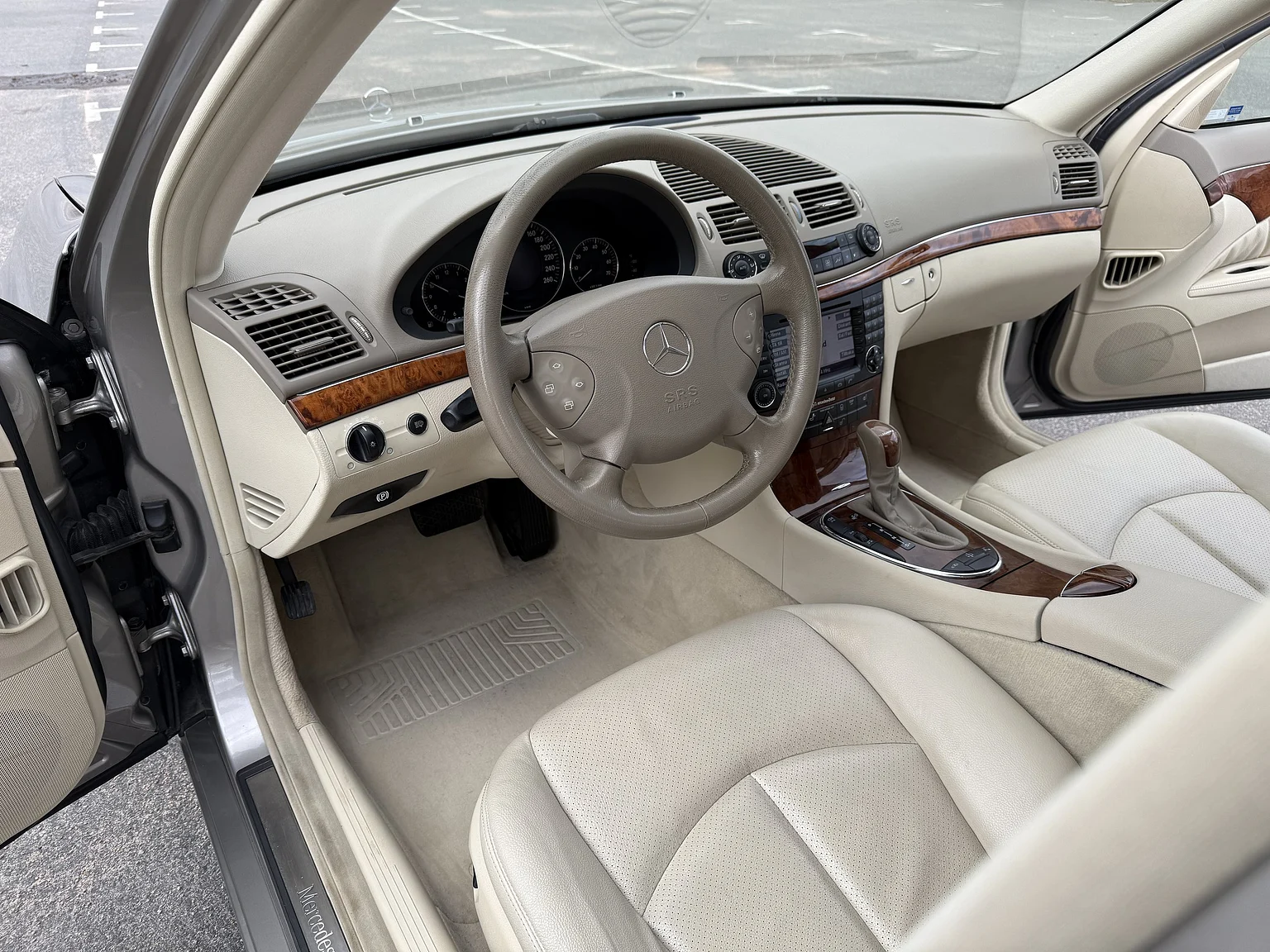 Interiörbild 2004 Mercedes-Benz E 500 7G-Tronic (1)