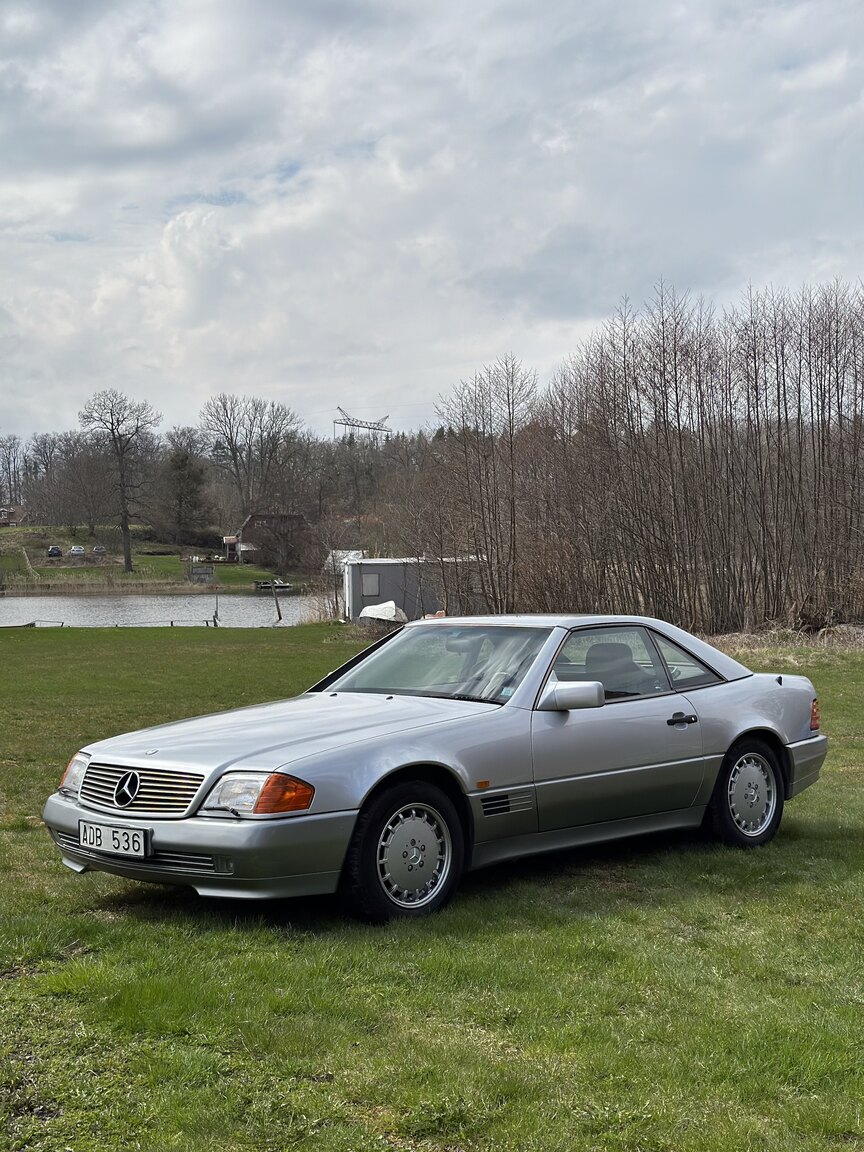 Exterior image of 1992 Mercedes-Benz SL 500