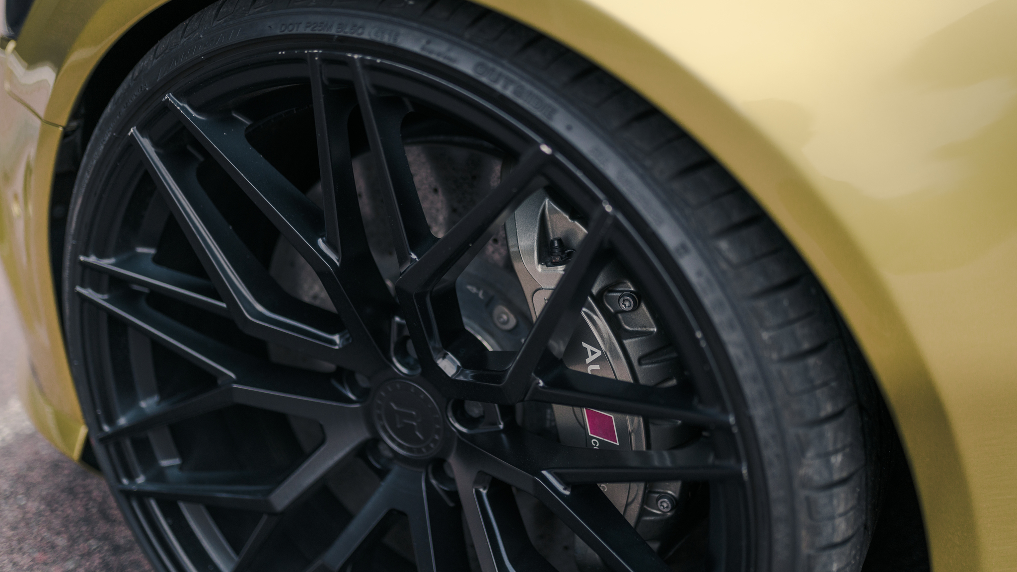 Exterior image of 2016 Audi RS6 Avant Exclusive (18)