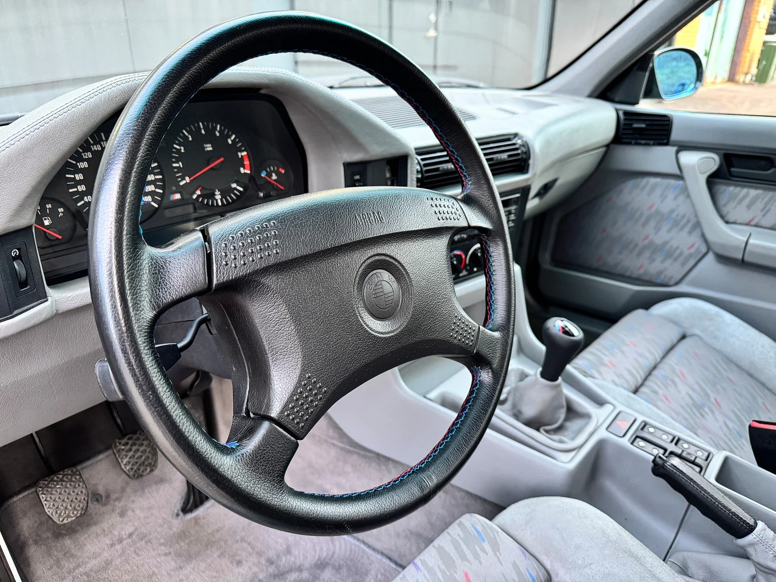 Innenraumfoto von 1993 BMW E34 M5 Touring  (3)