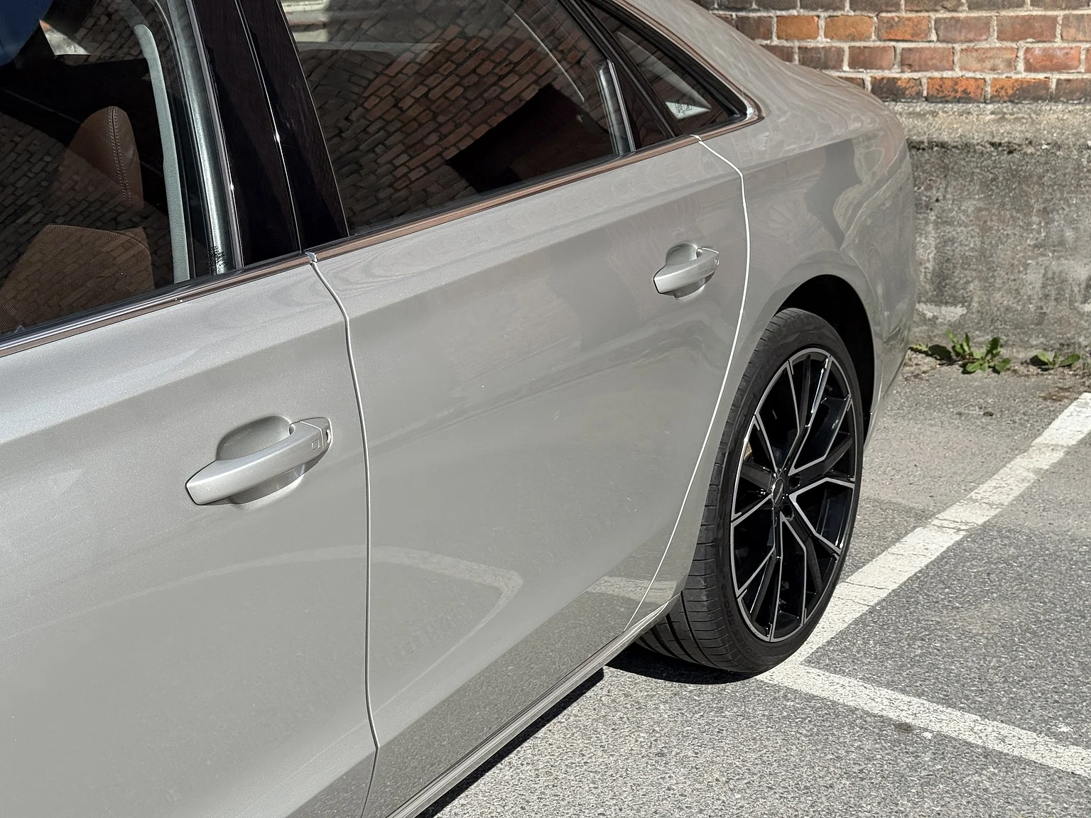 Exterior image of 2014 Audi A8 4.0 TFSI (25)
