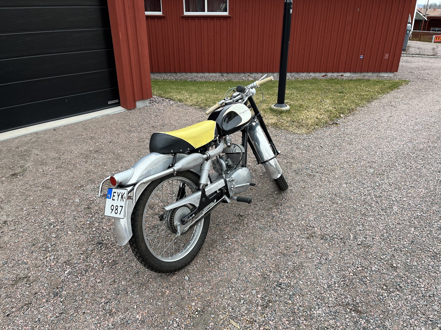 Exteriörbild på 1958 Husqvarna 283 "Guldpilen"
