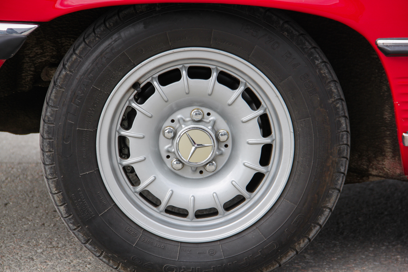 Exterior image of 1975 Mercedes-Benz 280 SL (25)