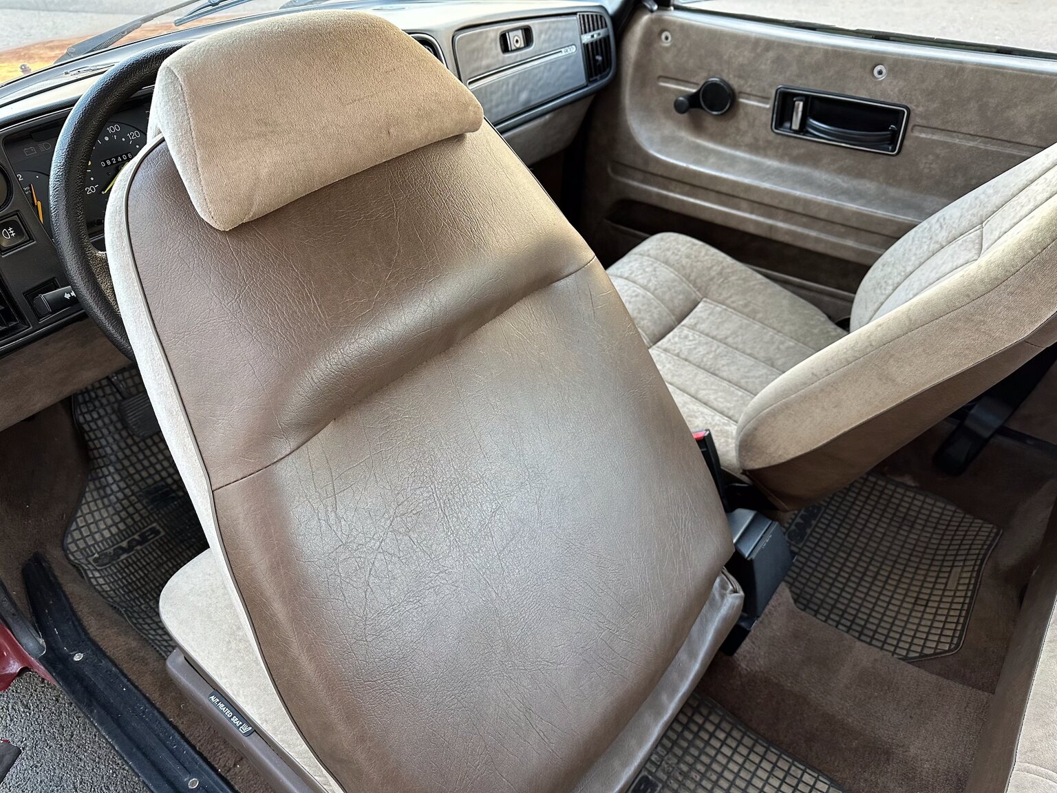 Interior image of 1984 Saab 900 GL (33)