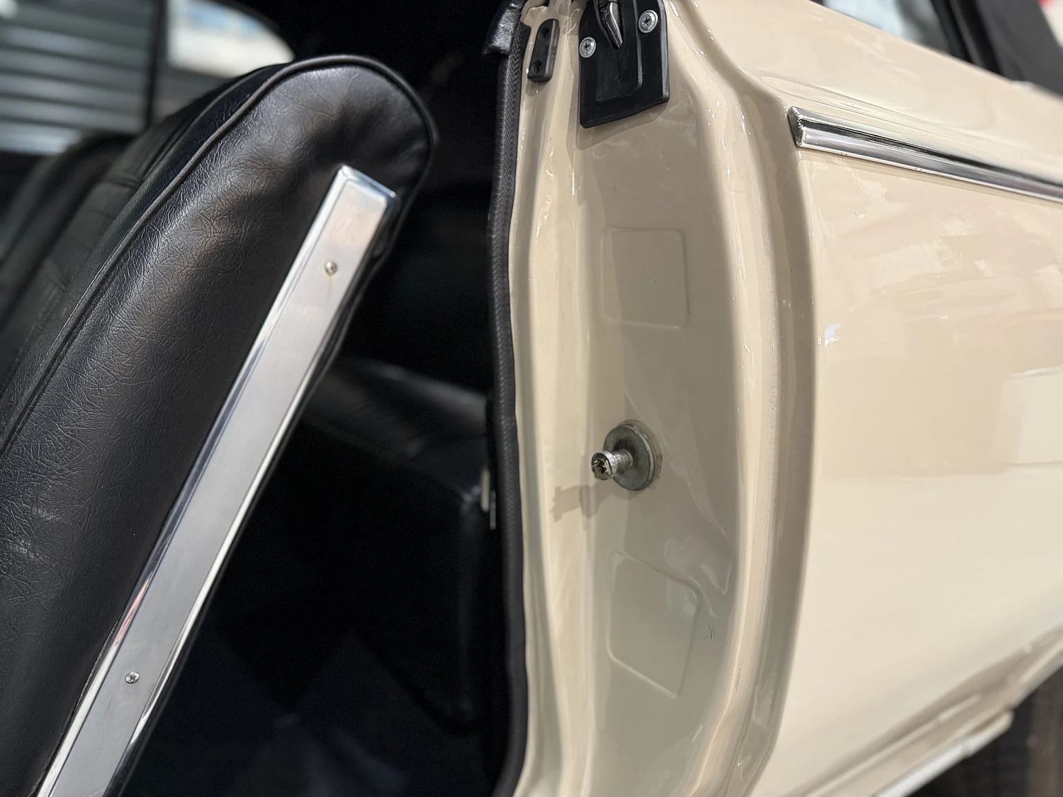 Interior image of 1964 Oldsmobile Cutlass Convertible (10)