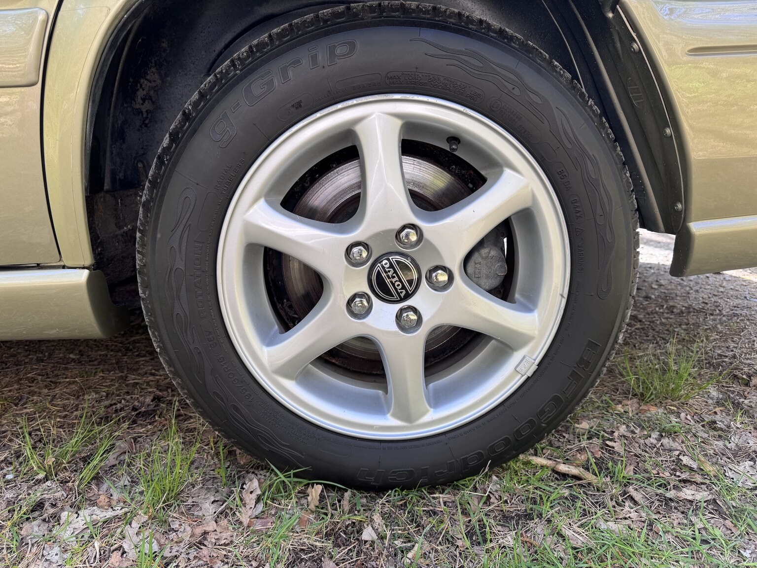 Exterior image of 1999 Volvo V70 2.5