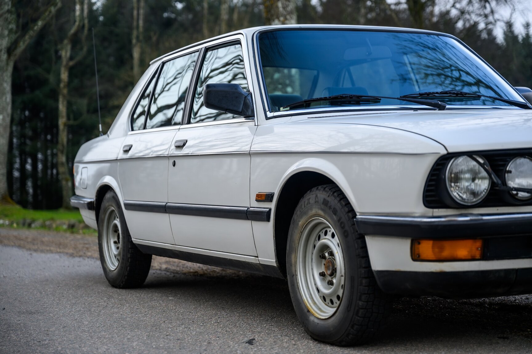Exterior image of 1986 BMW 520i