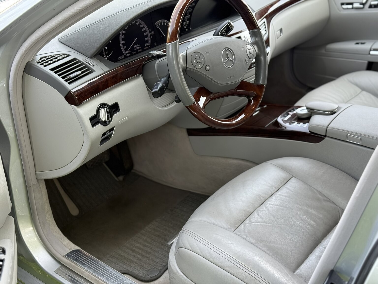 Interior image of 2011 Mercedes-Benz S 500 4MATIC 