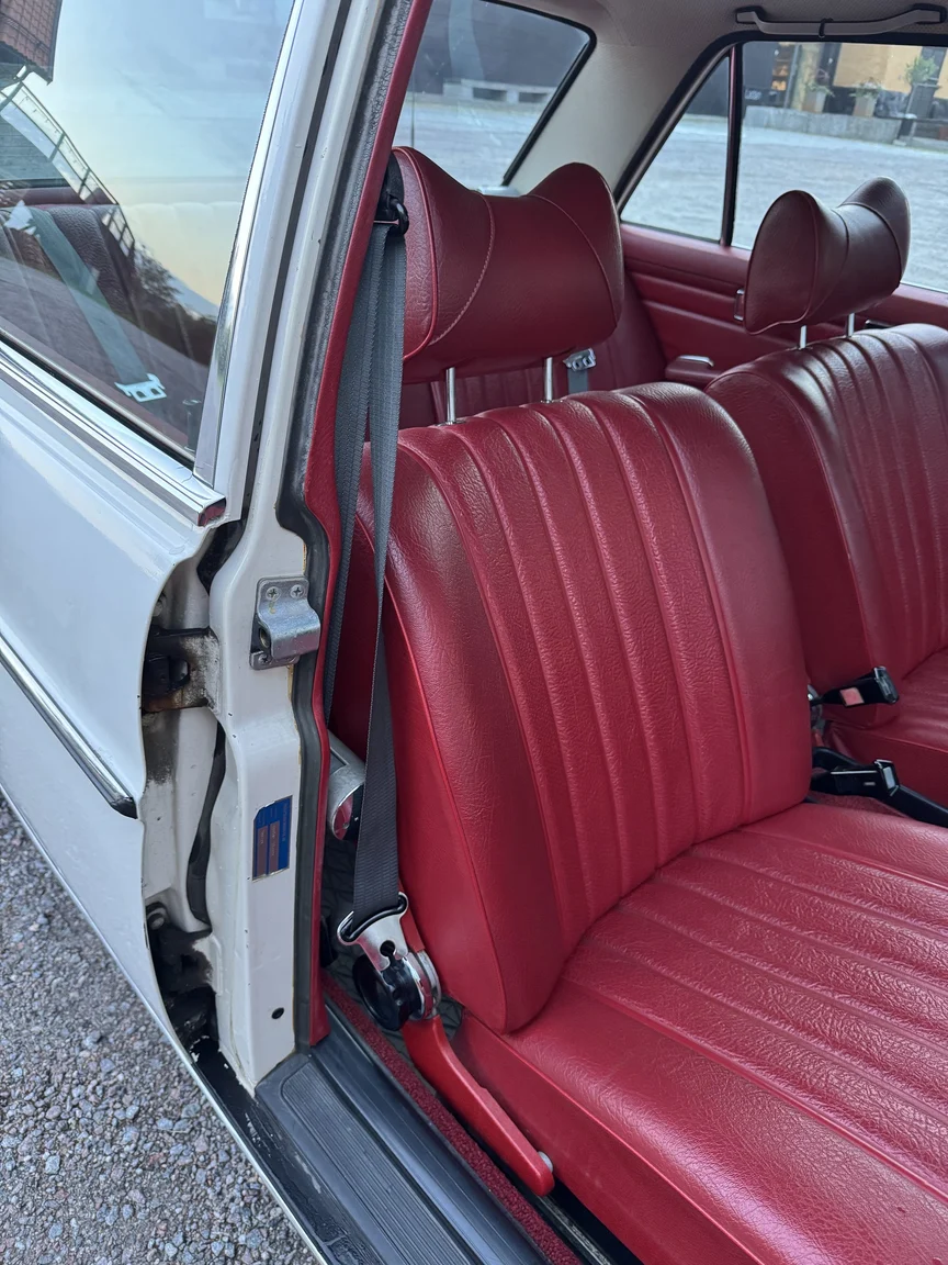 Innenraumfoto von 1972 Mercedes-Benz 200 (48)