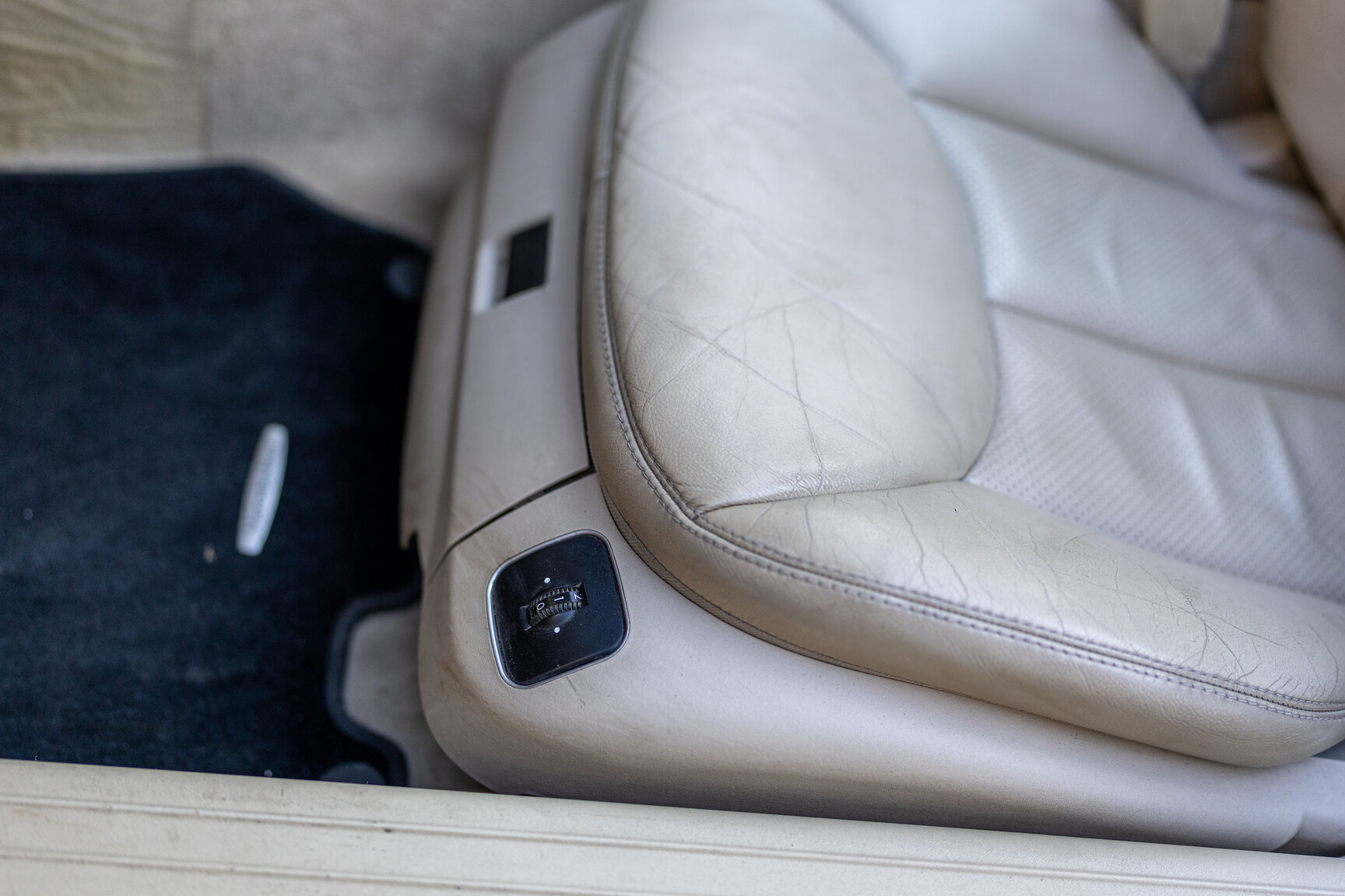 Interior image of 2002 Mercedes-Benz SL 500