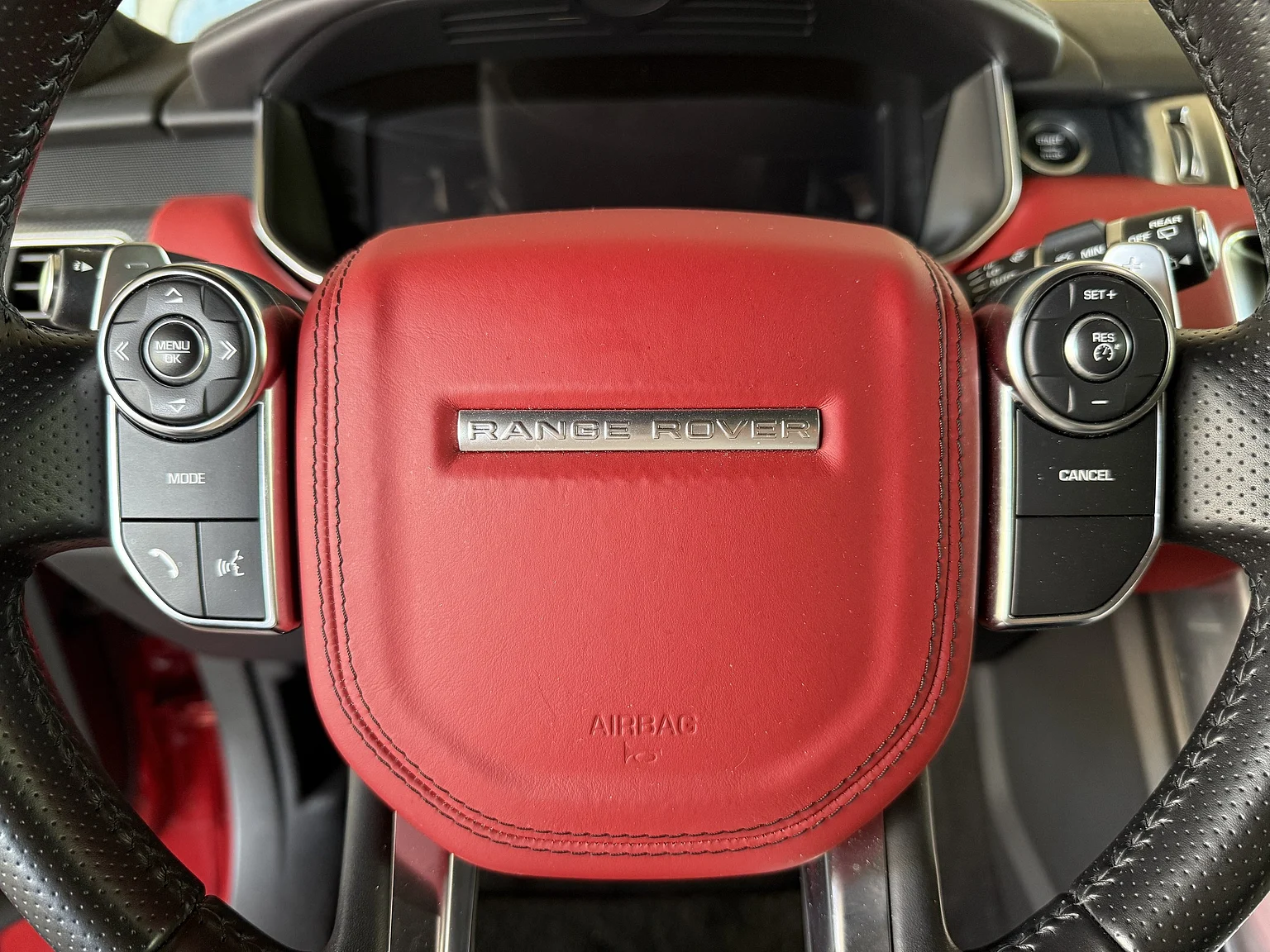 Interiörbild 2017 Range Rover Sport SVR (22)