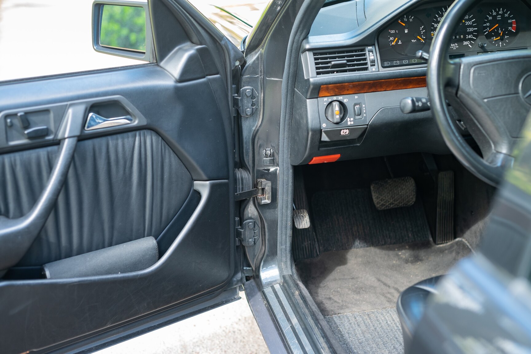 Interior image of 1993 Mercedes-Benz 400 E