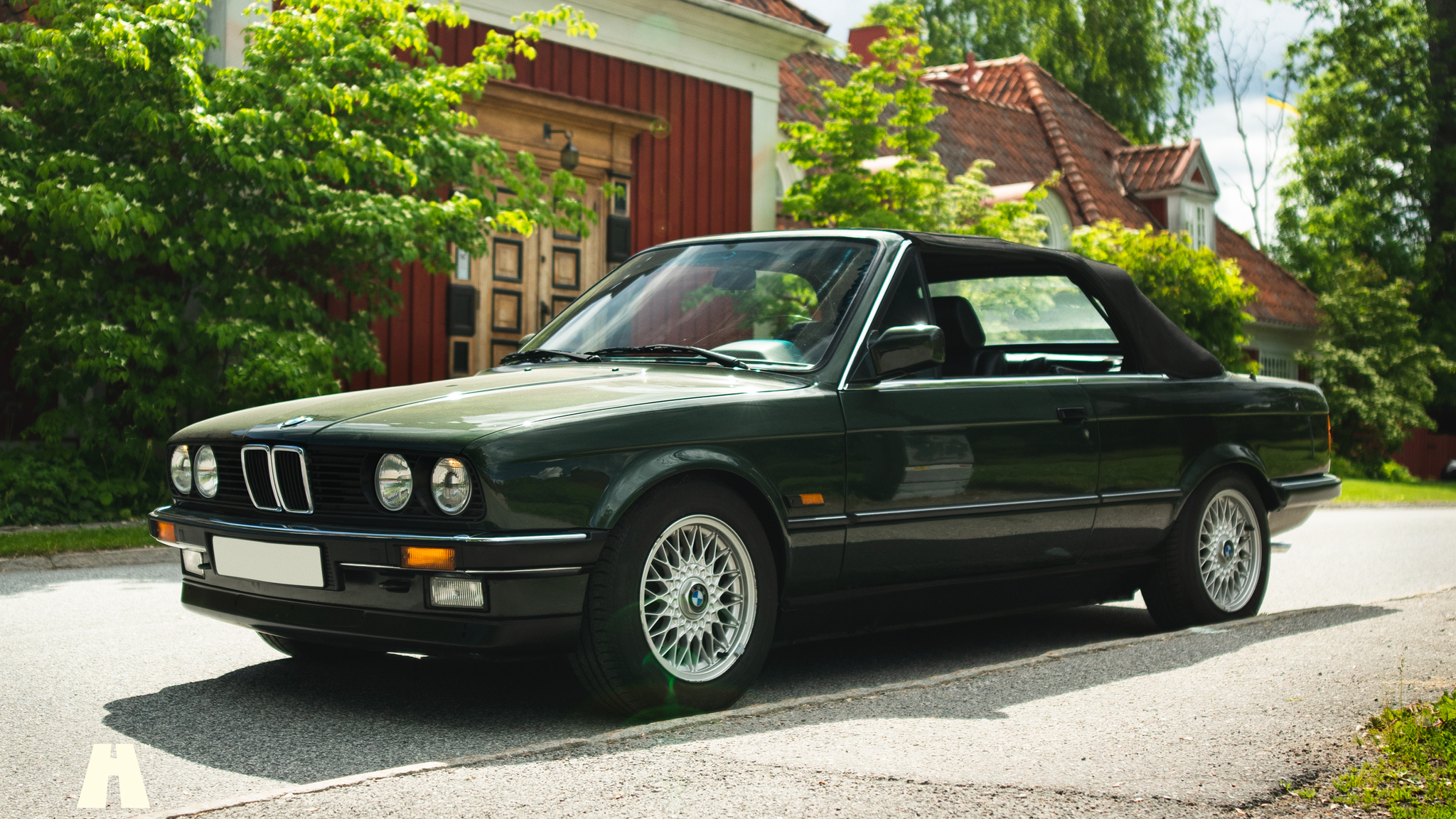 Exterior image of 1990 BMW 320i Cabrio