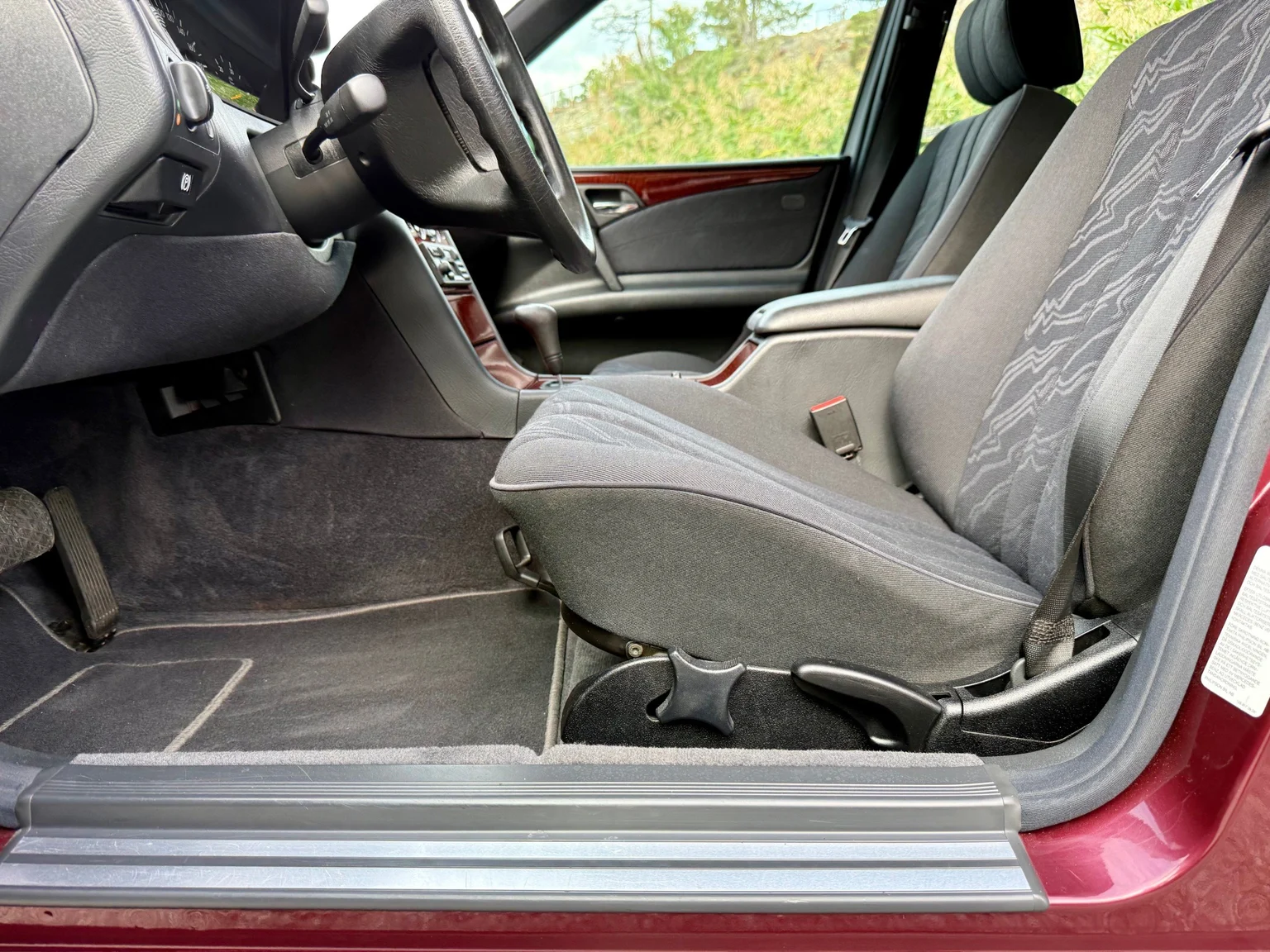 Innenraumfoto von 1997 Mercedes-Benz E 290 TD (9)