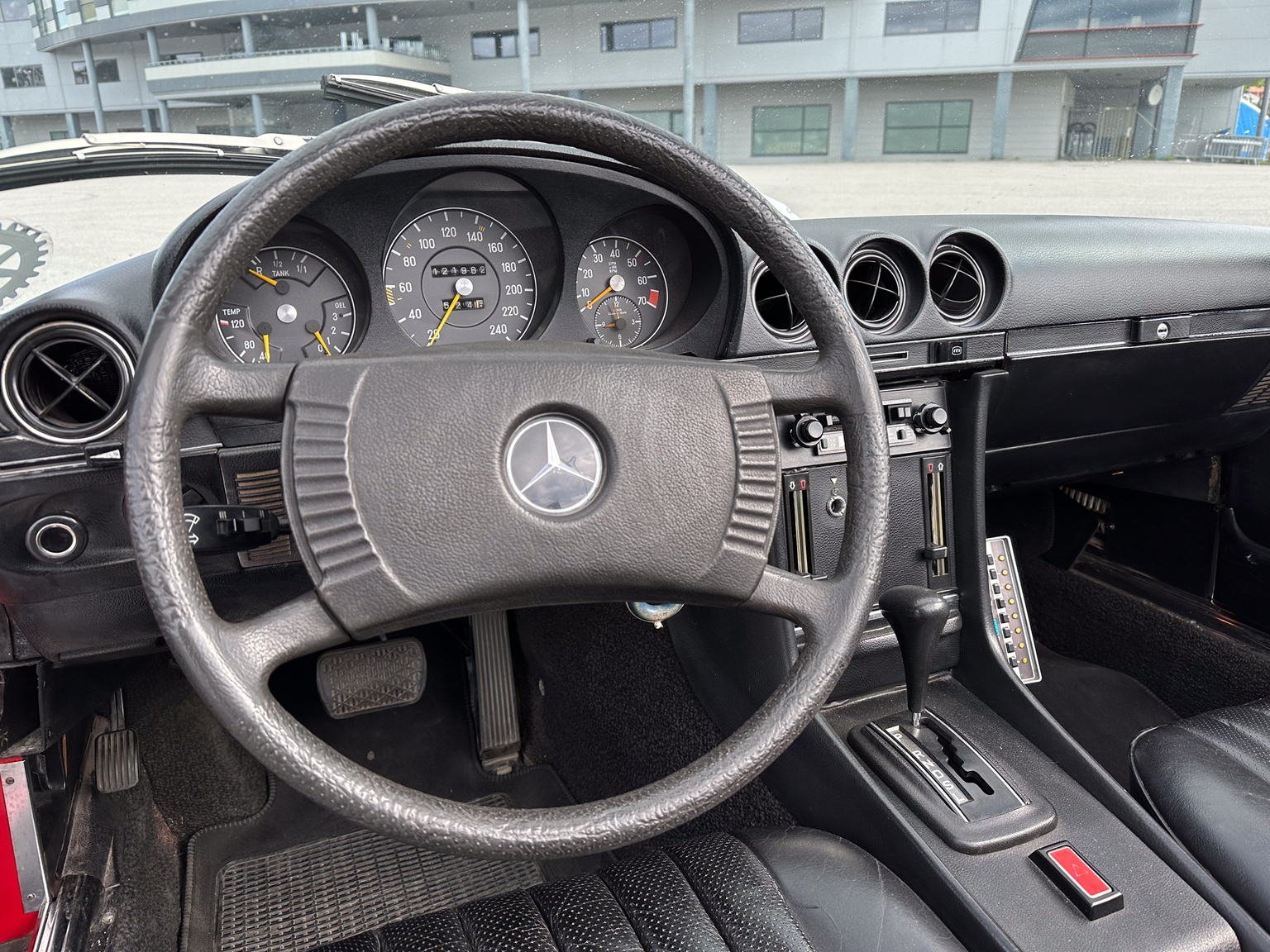 Innenraumfoto von 1975 Mercedes-Benz 280 SL