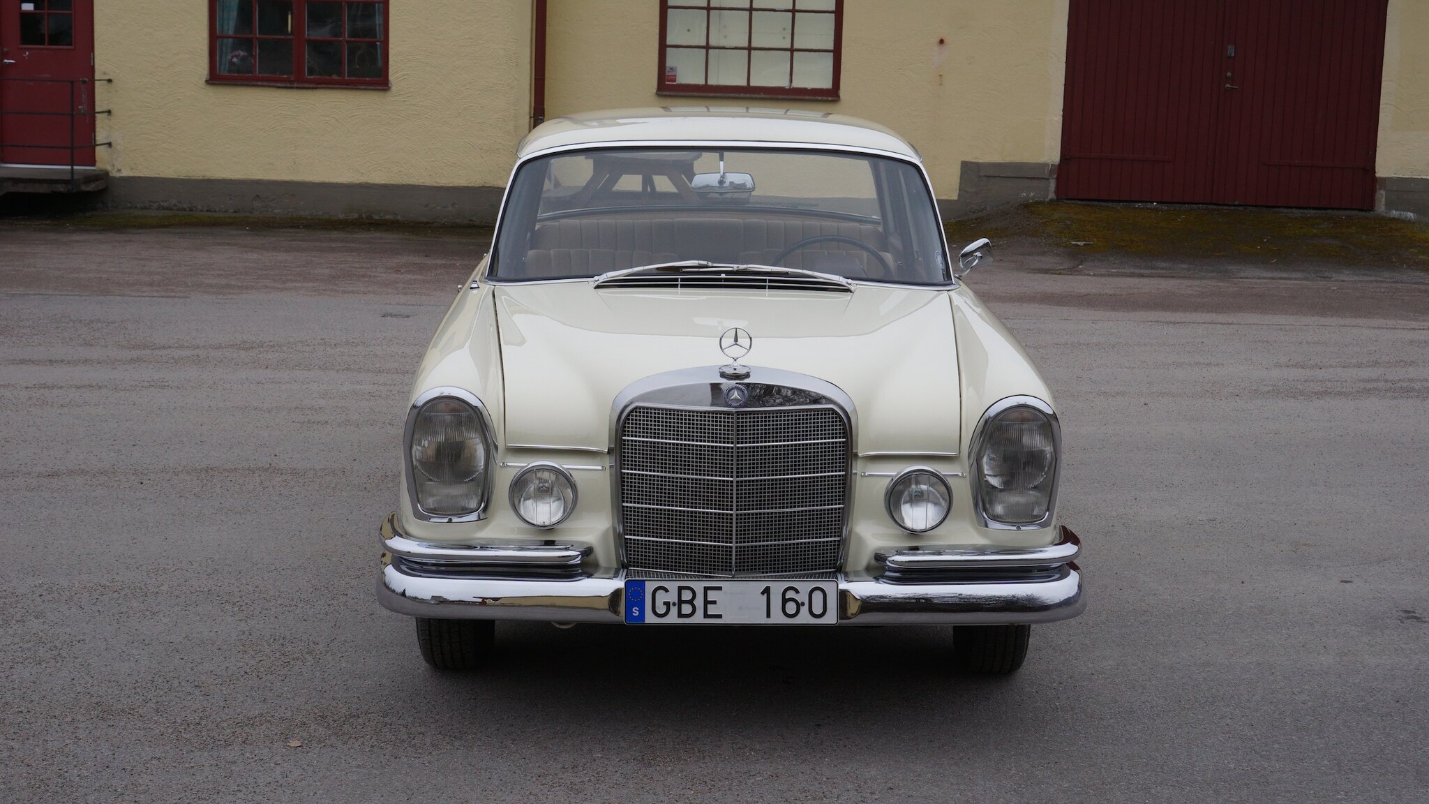 Exteriörbild på 1966 Mercedes-Benz 230 S
