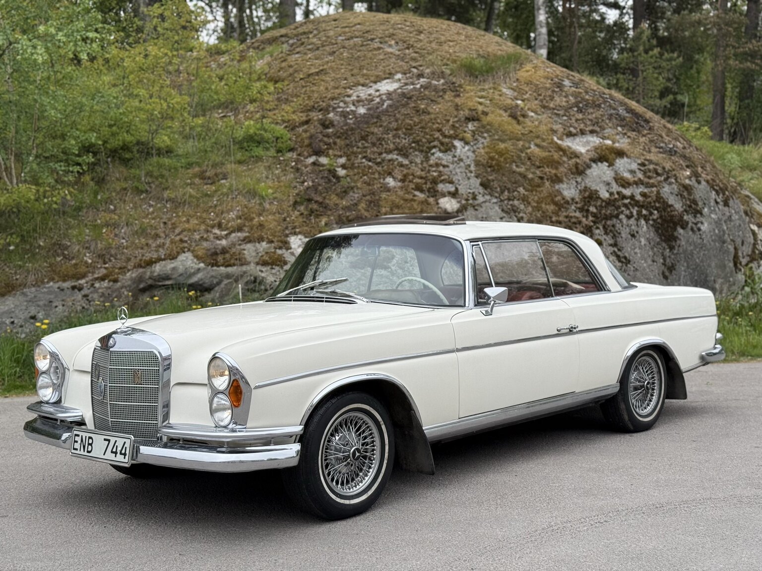 Exterior image of 1963 Mercedes-Benz 220 SE
