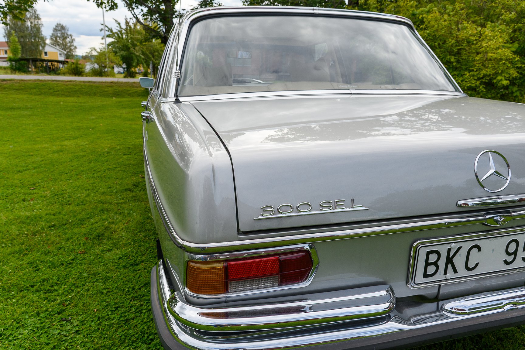Exterior image of 1969 Mercedes-Benz 300 SEL