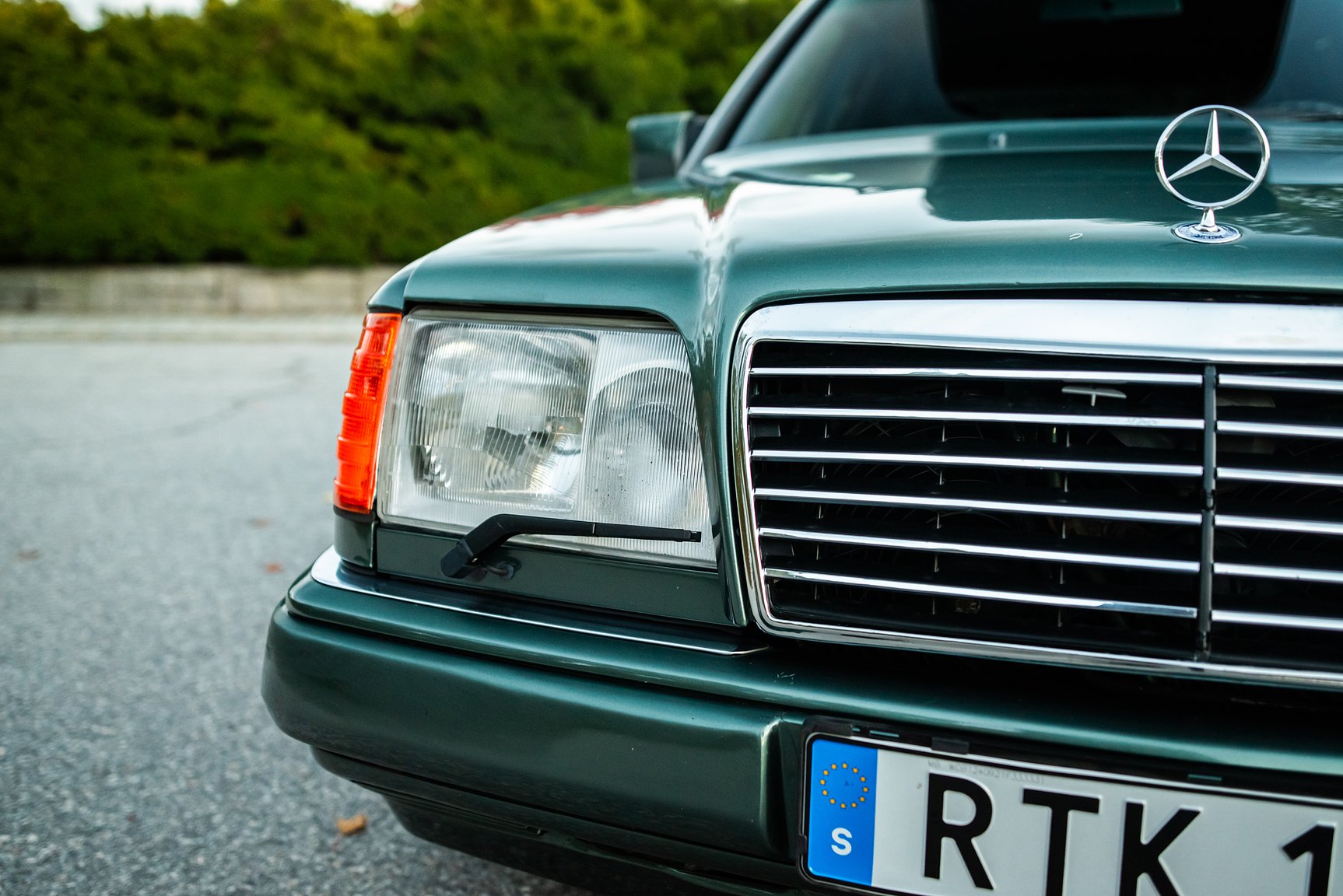 Exterior image of 1996 MERCEDES-BENZ E 320 T