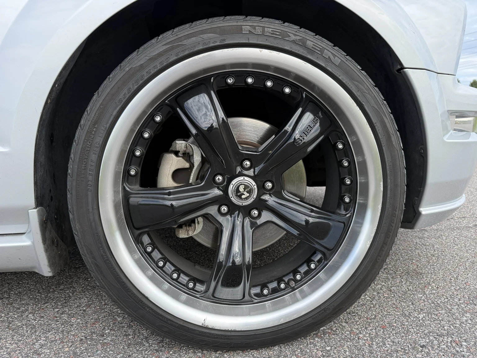Exteriörbild på 2006 Ford Mustang GT (28)