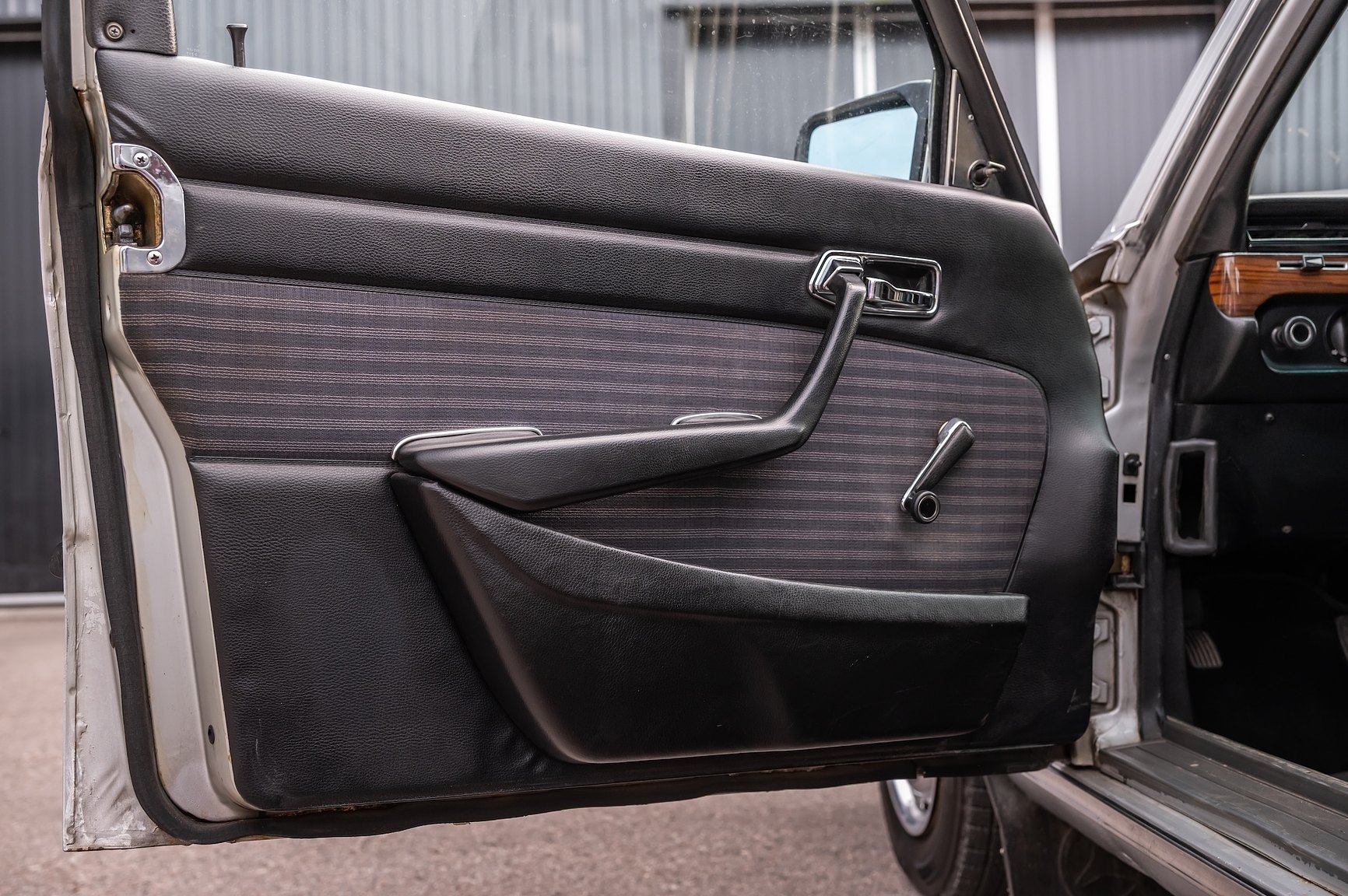 Interior image of 1975 Mercedes-Benz 280 SE 