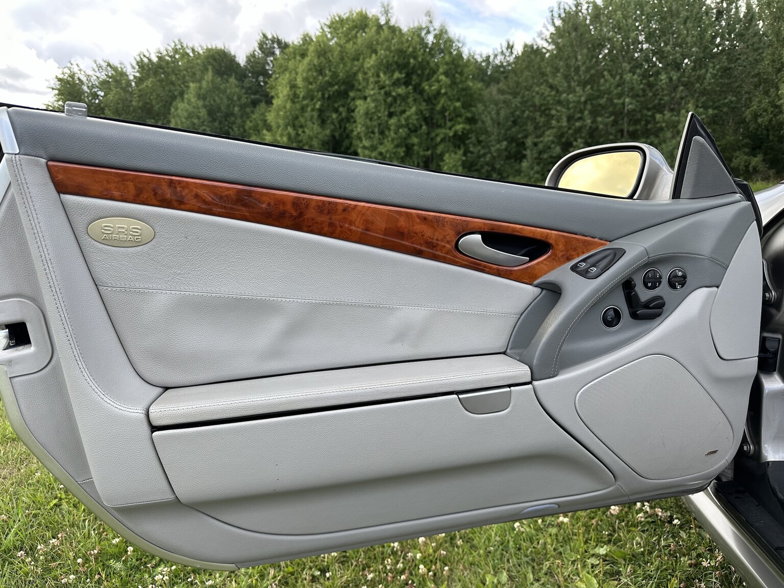 Interior image of 2003 Mercedes Benz SL 500