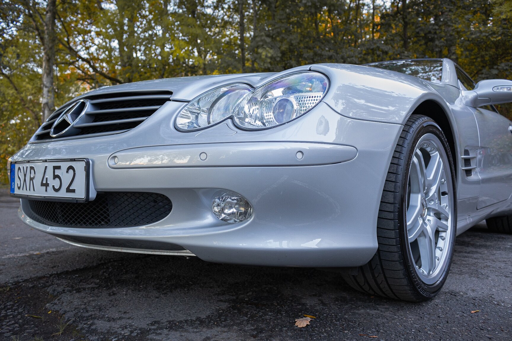Exterior image of 2002 Mercedes-Benz SL 500