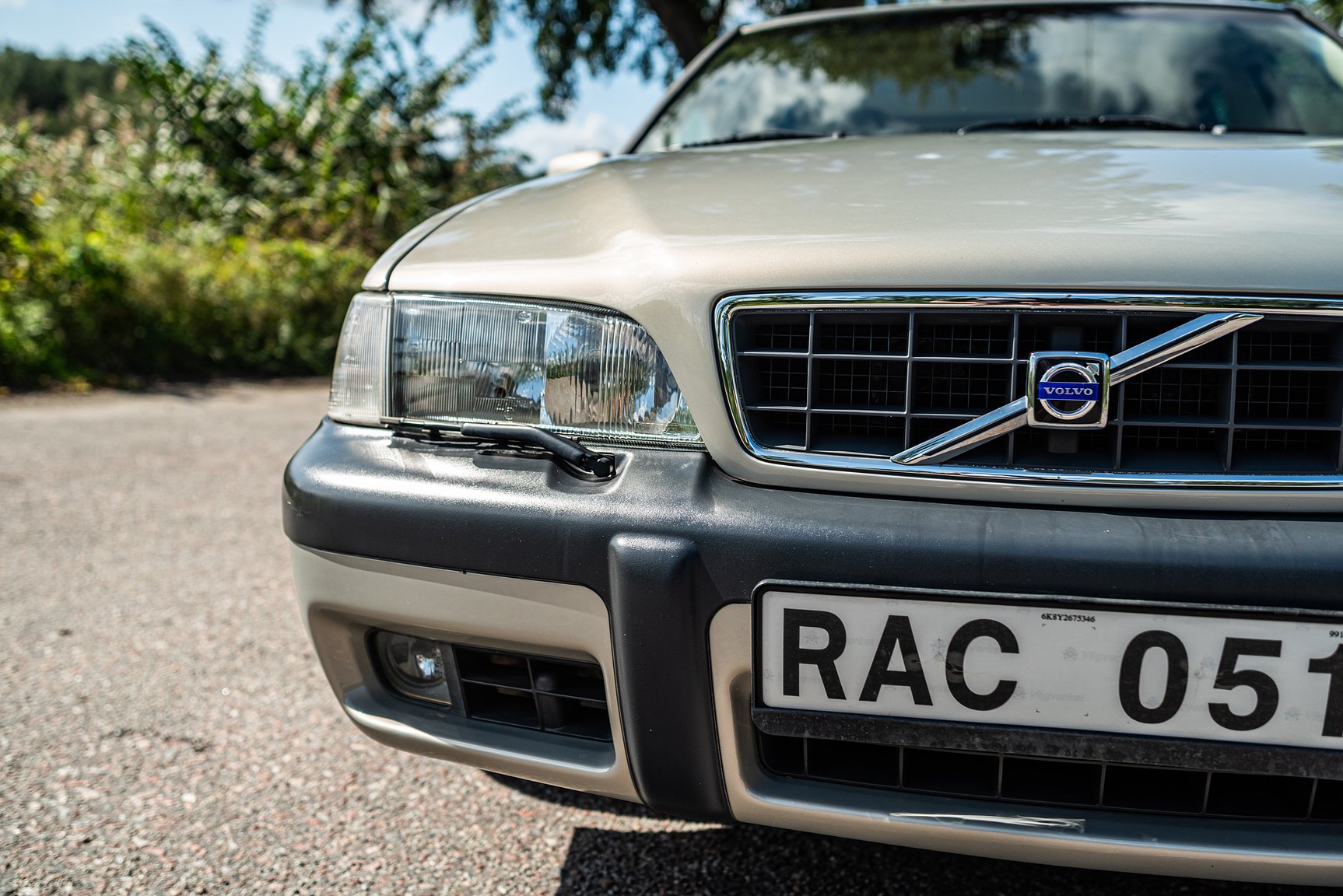 Exterior image of 2000 Volvo V70 XC 2.4 T AWD 