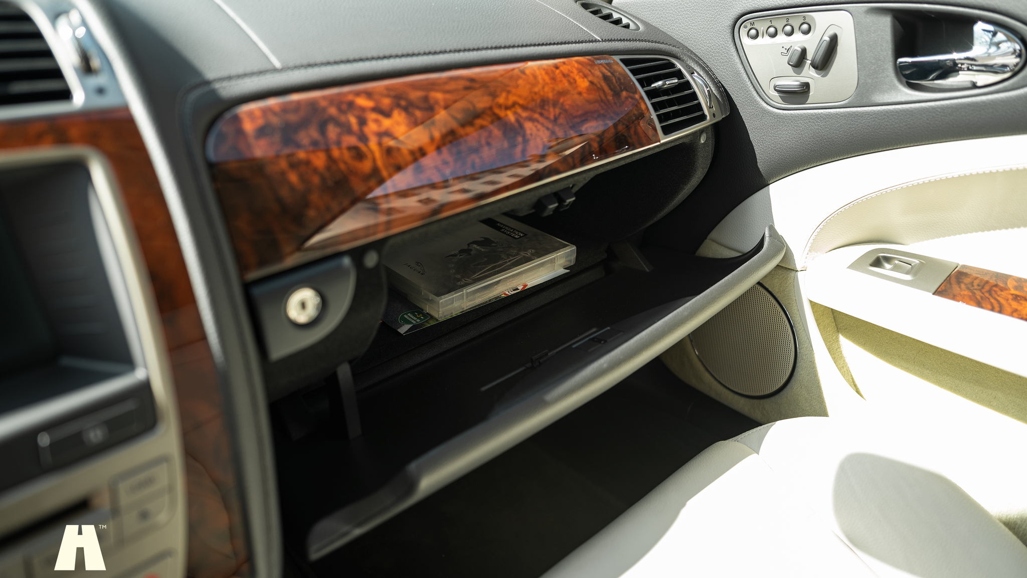 Interior image of 2008 Jaguar XKR (63)