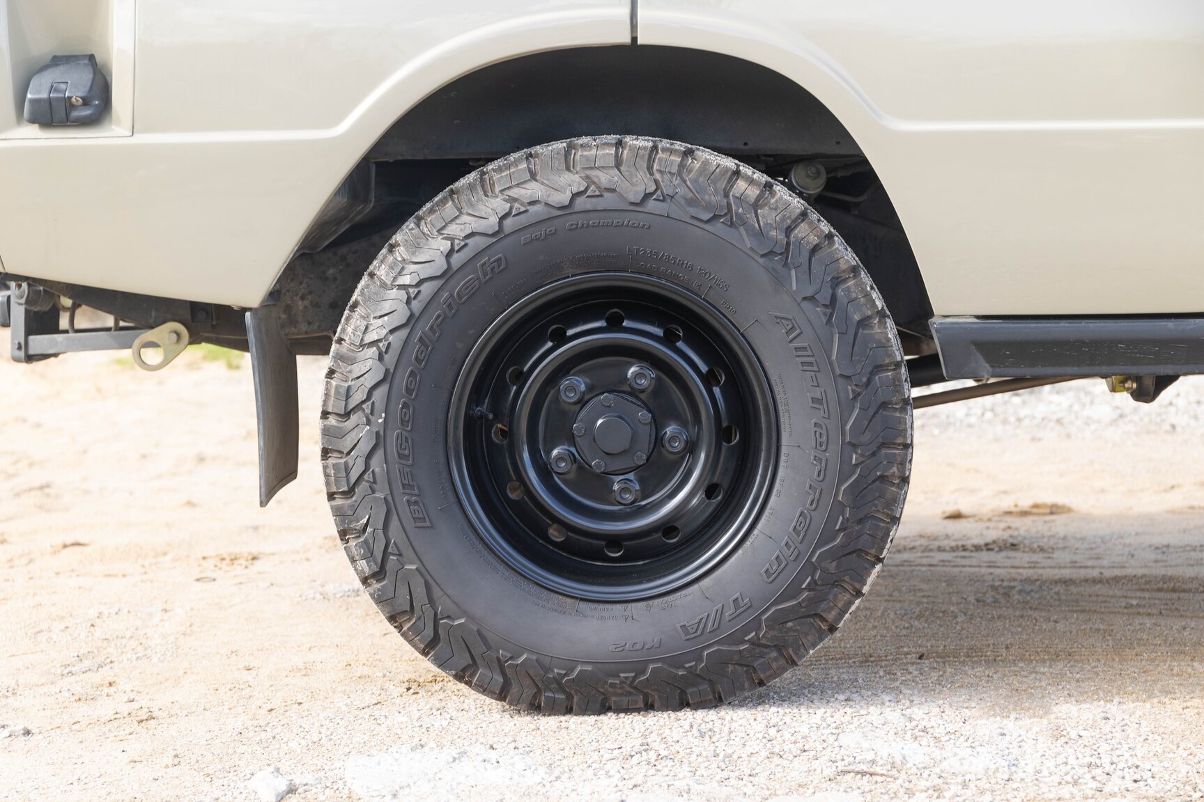 Exteriörbild på 1991 Range Rover Restomod
