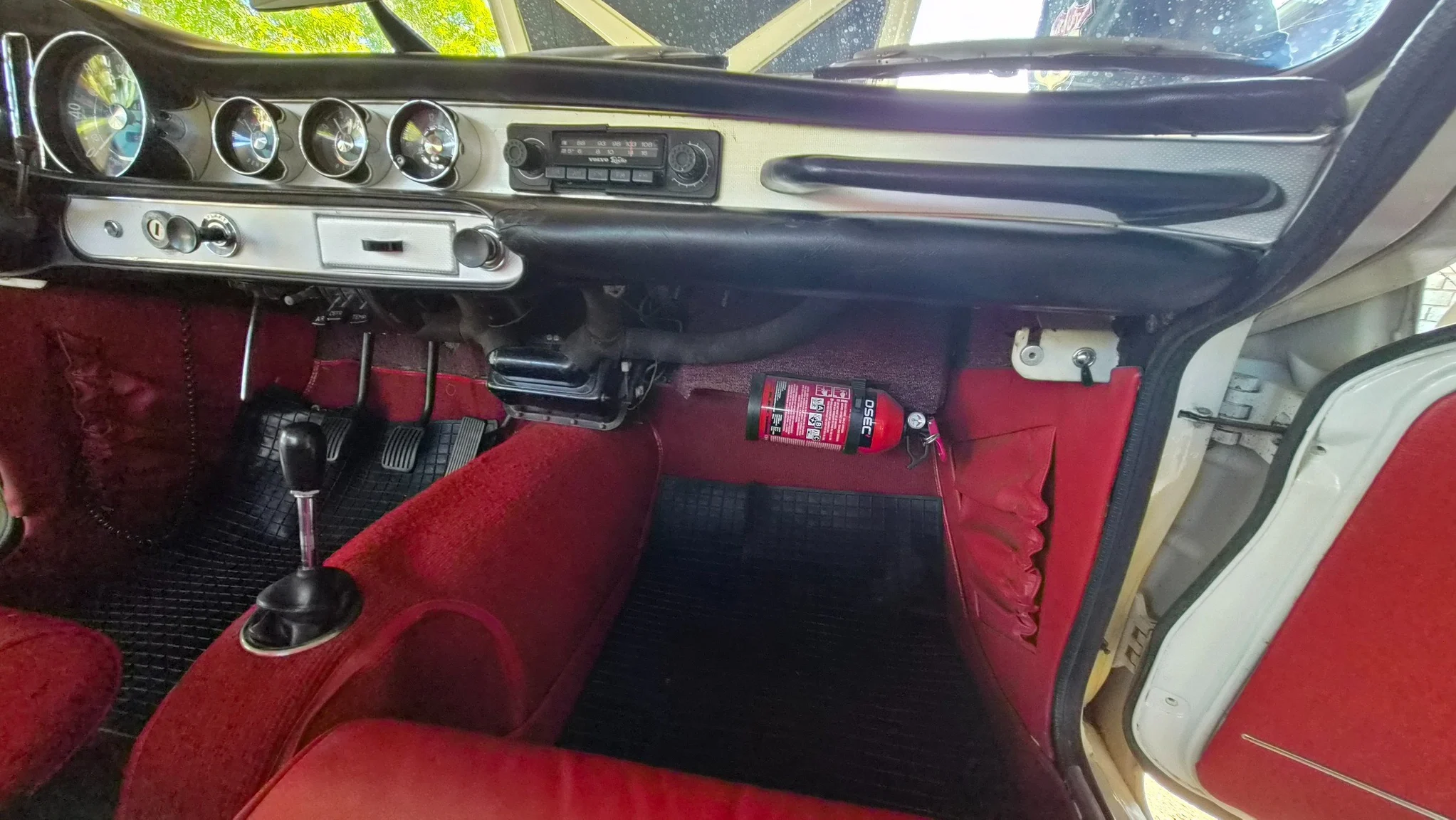 Interior image of 1966 Volvo P 1800S (14)