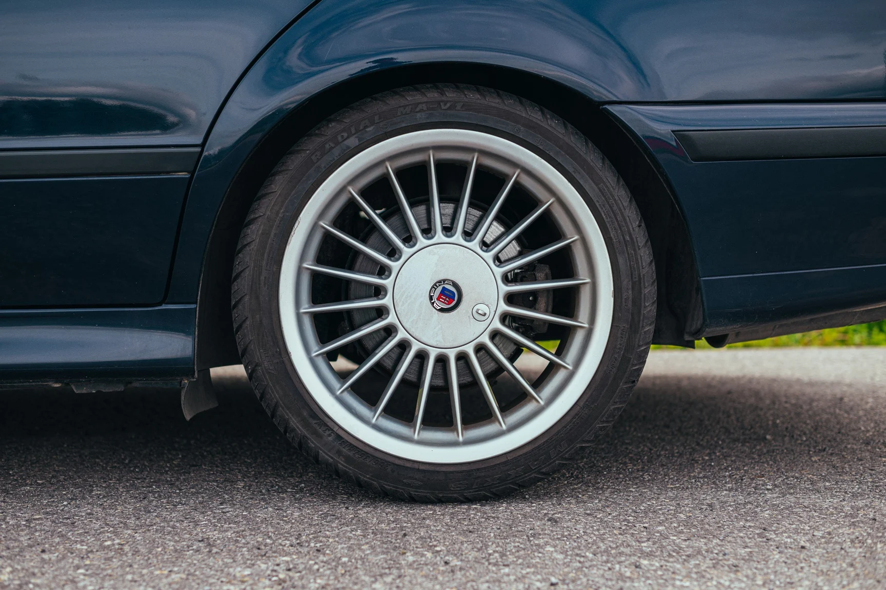 Exteriörbild på 1999 ALPINA B10 V8 (25)