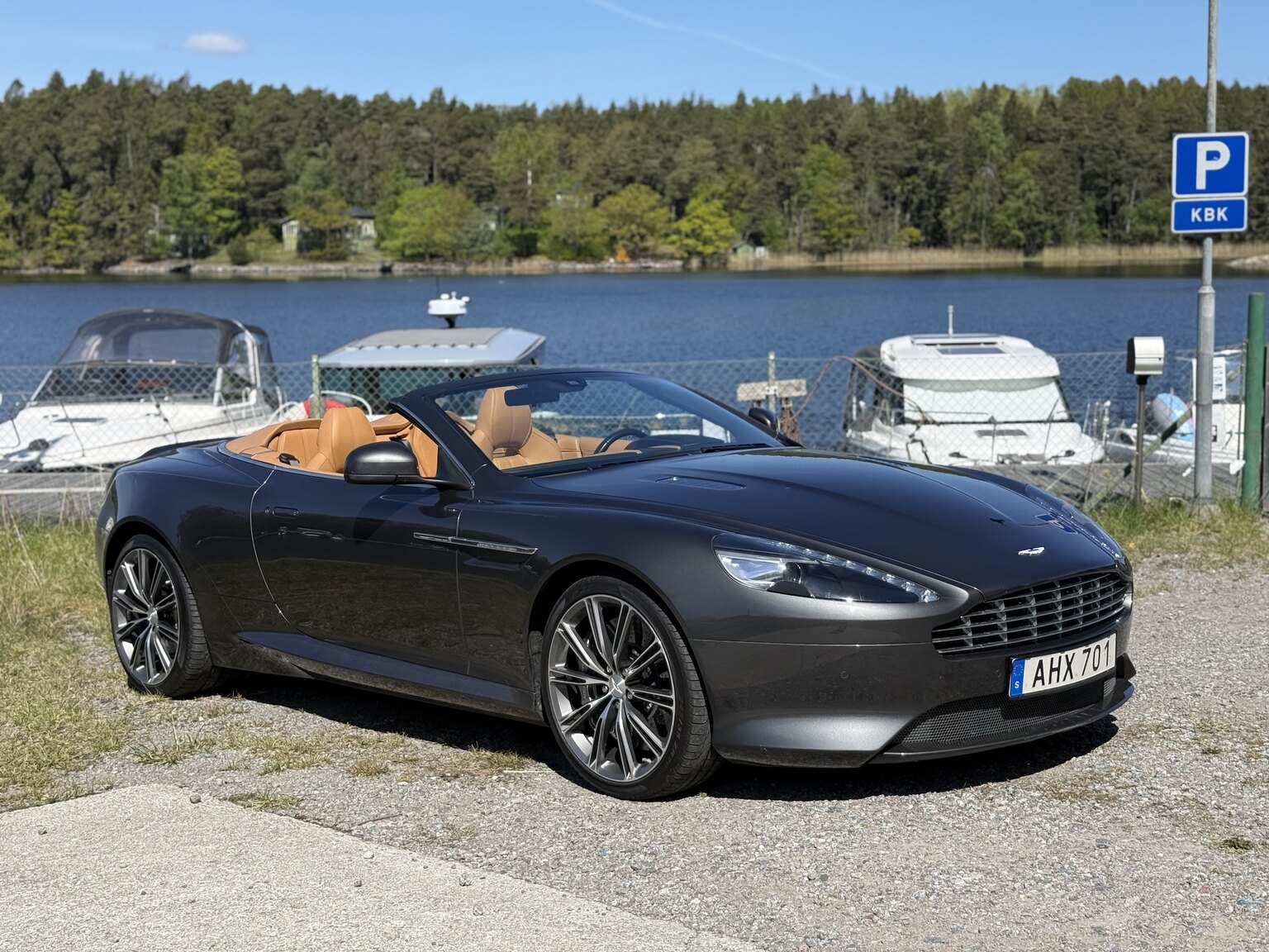 Exteriörbild på 2015 Aston Martin DB9 Volante