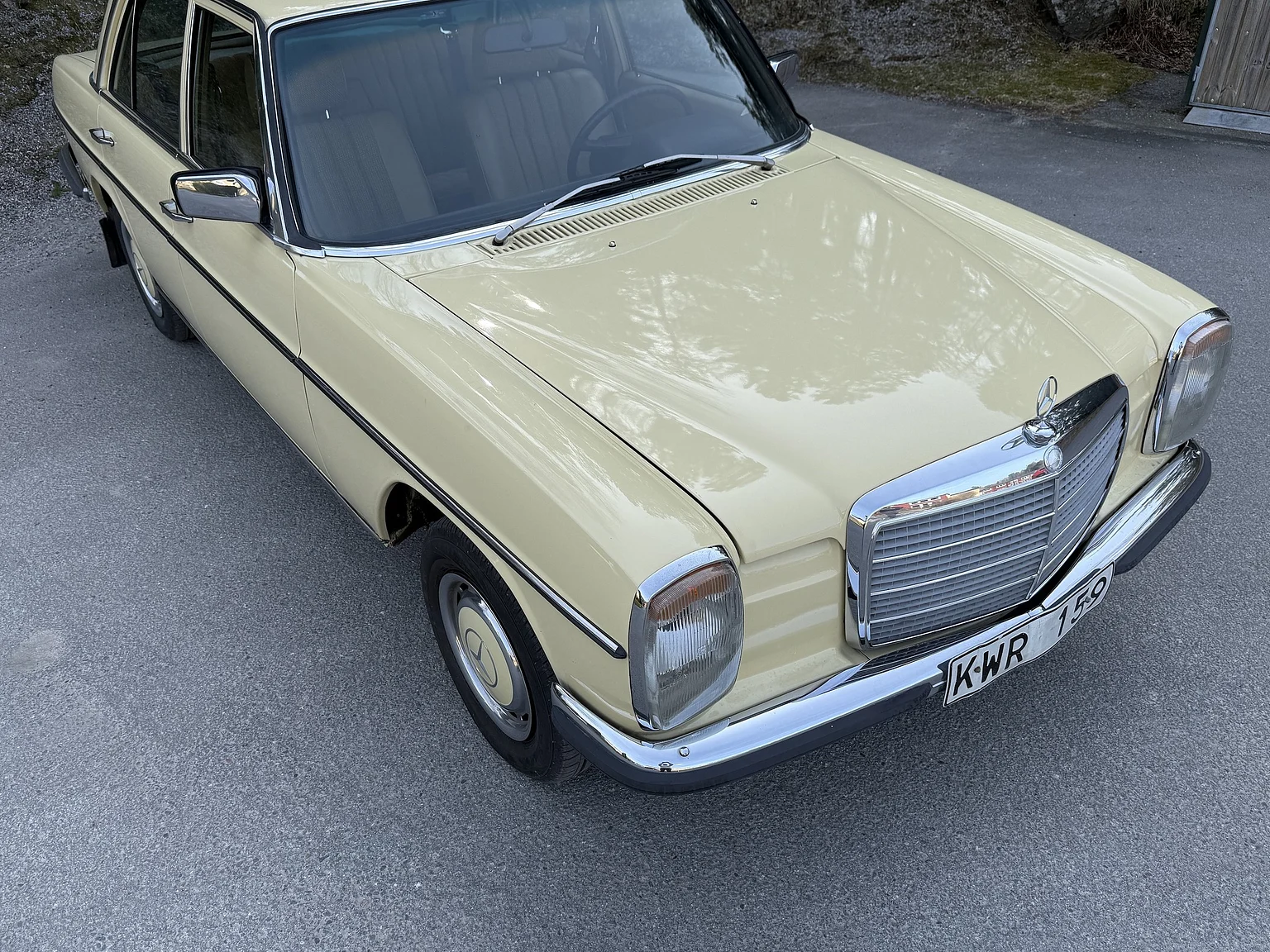 Exteriörbild på 1974 Mercedes-Benz 230 Automatic (17)