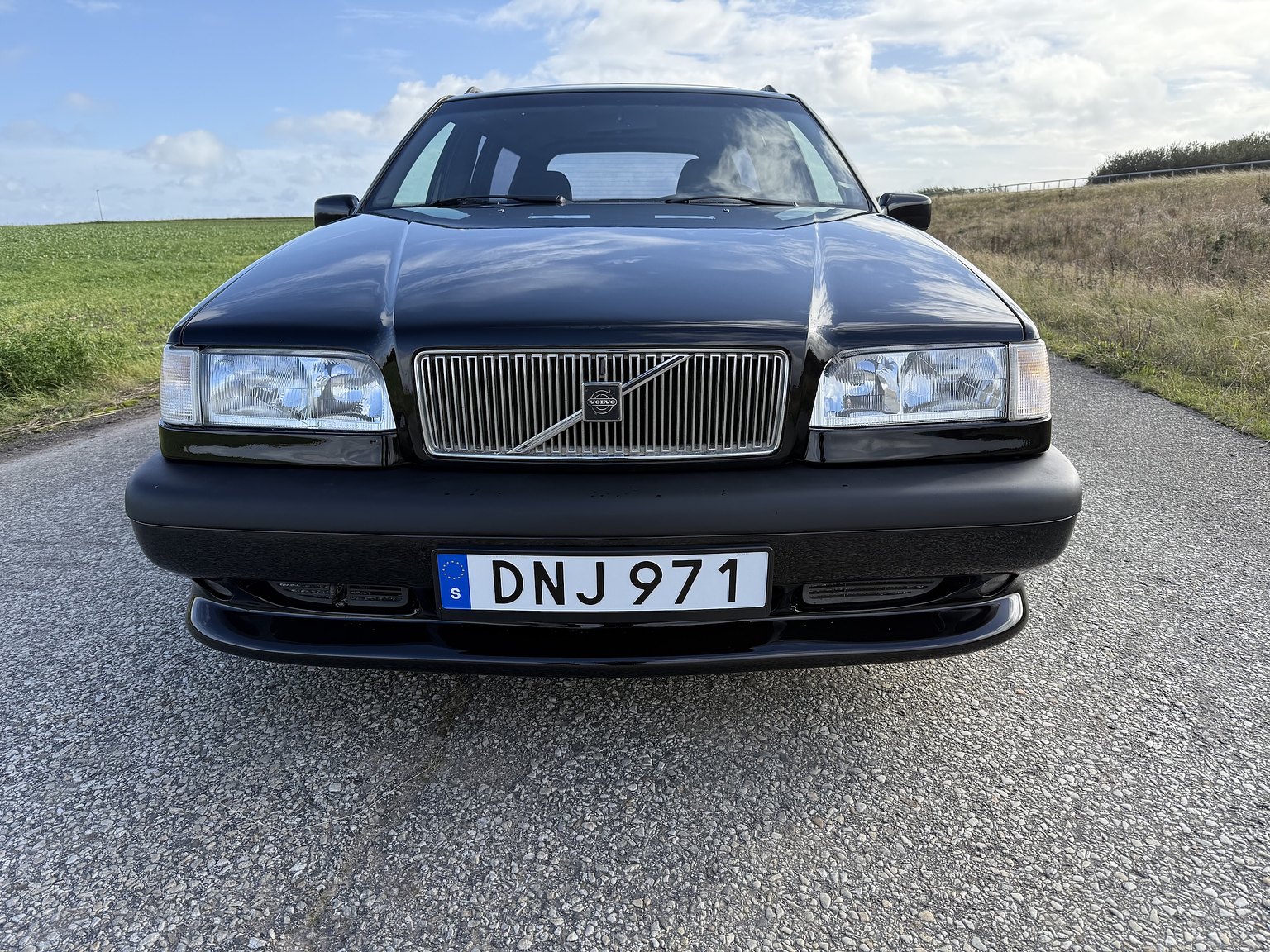 Exterior image of 1995 VOLVO 855 T5R T-5R