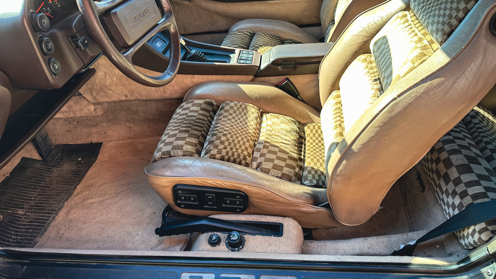 Interior image of 1983 Porsche 928 S (15)