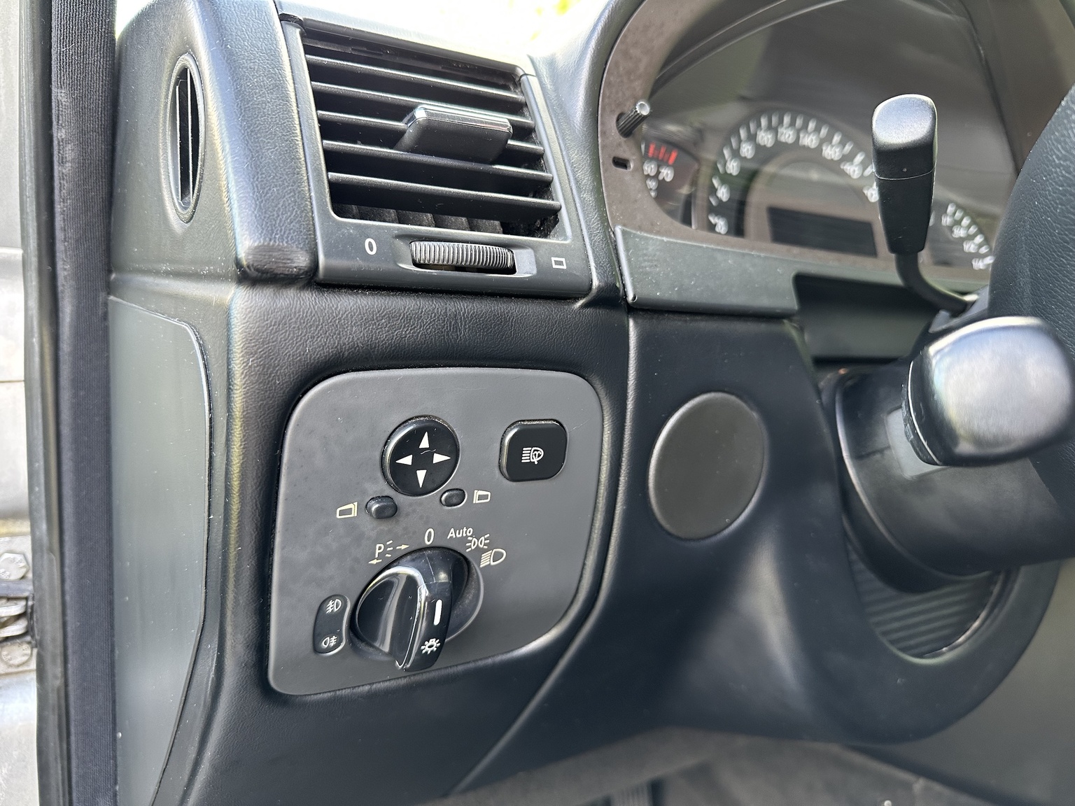 Interior image of 2002 Mercedes-Benz G 500 (9)