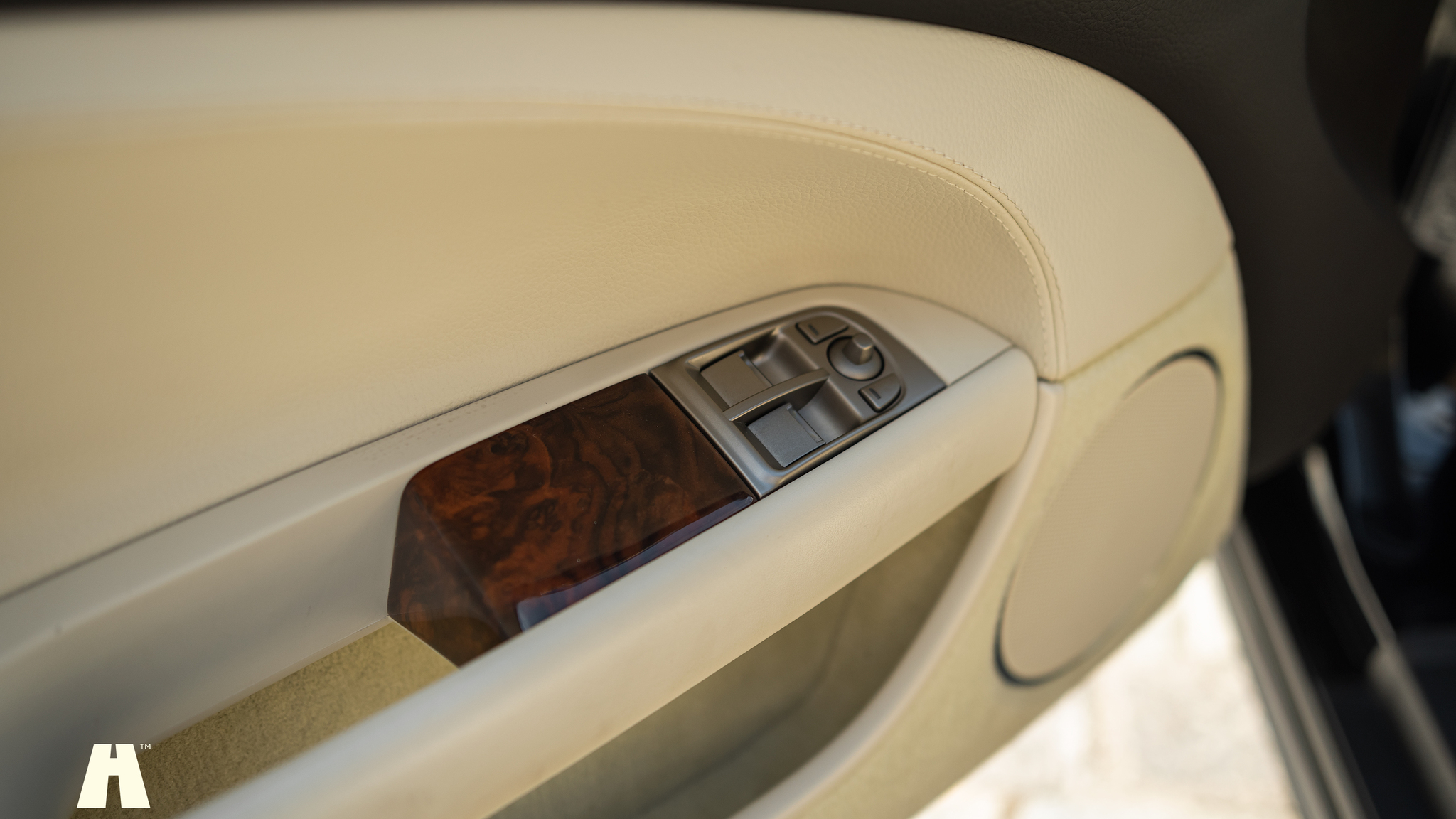 Interior image of 2008 Jaguar XKR (26)