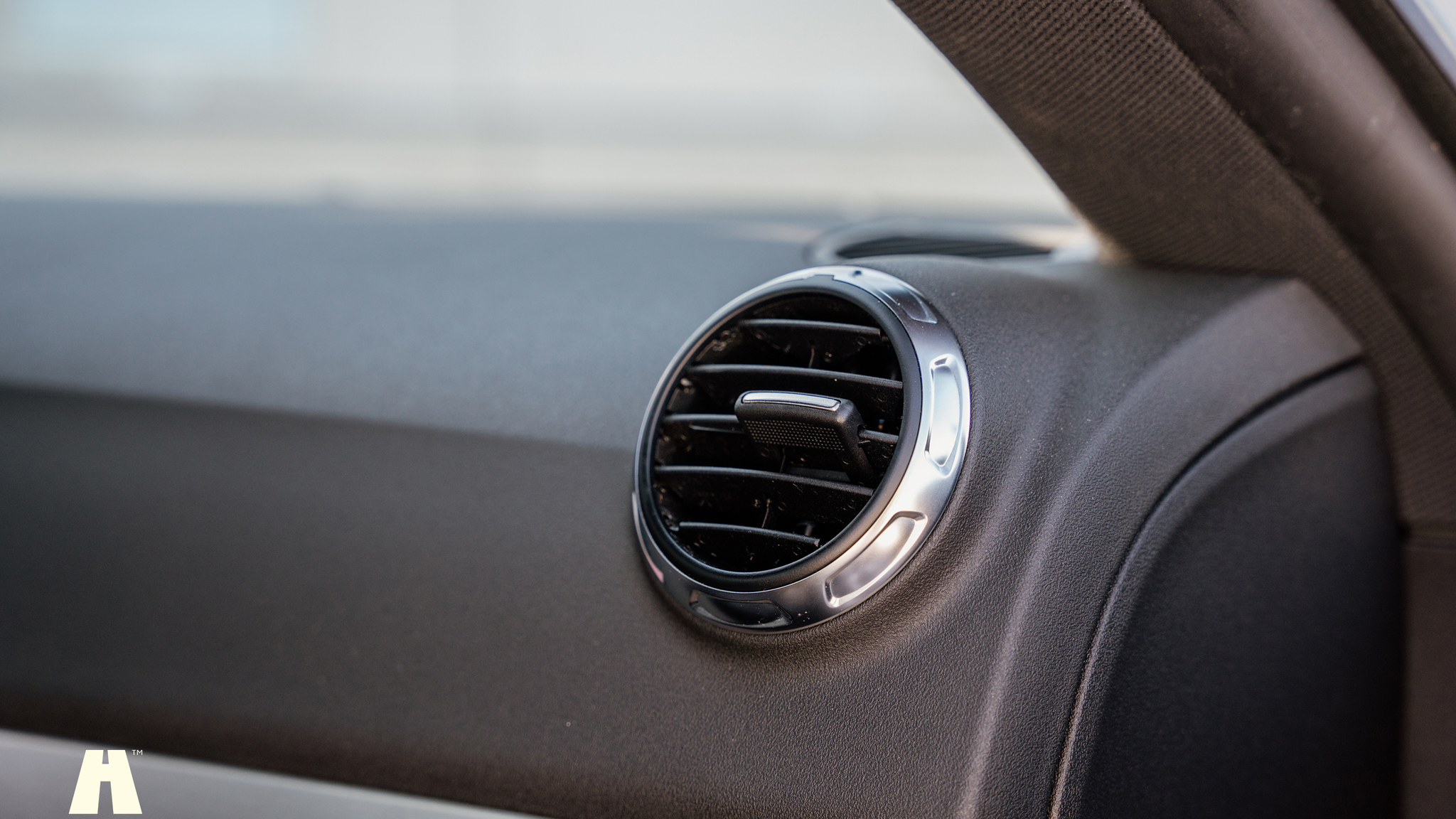 Interior image of 2009 Audi TTS (25)